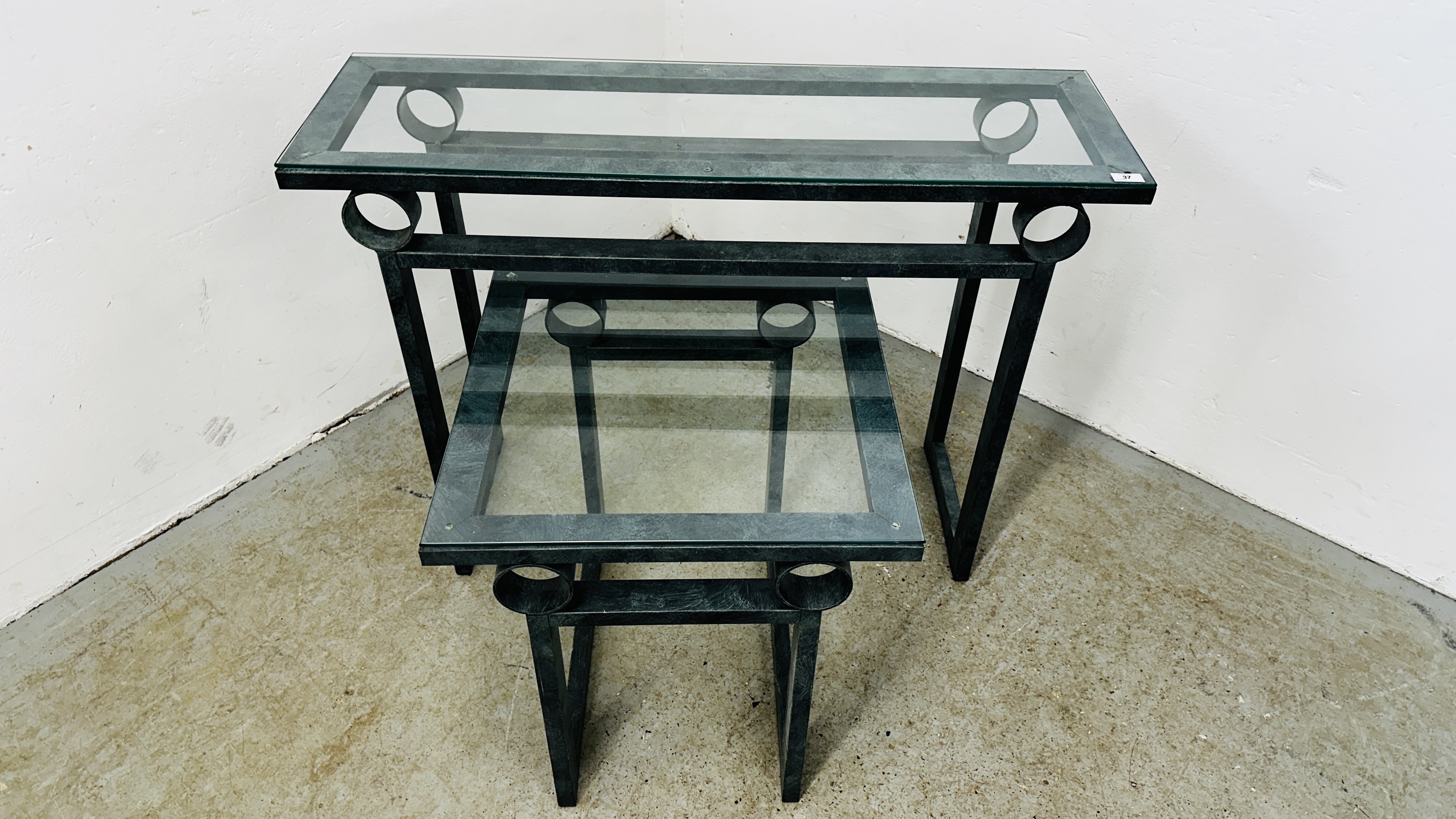 A DESIGNER METAL CRAFT CONSOLE TABLE WITH GLASS TOP, W 110CM X D 36CM AND MATCHING LAMP TABLE, - Bild 2 aus 13
