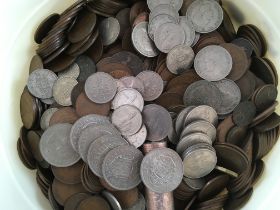 COINS: TUB OF MIXED COINS, MAINLY GB PENNIES AND CUPRO-NICKEL, A VERY FEW SILVER.