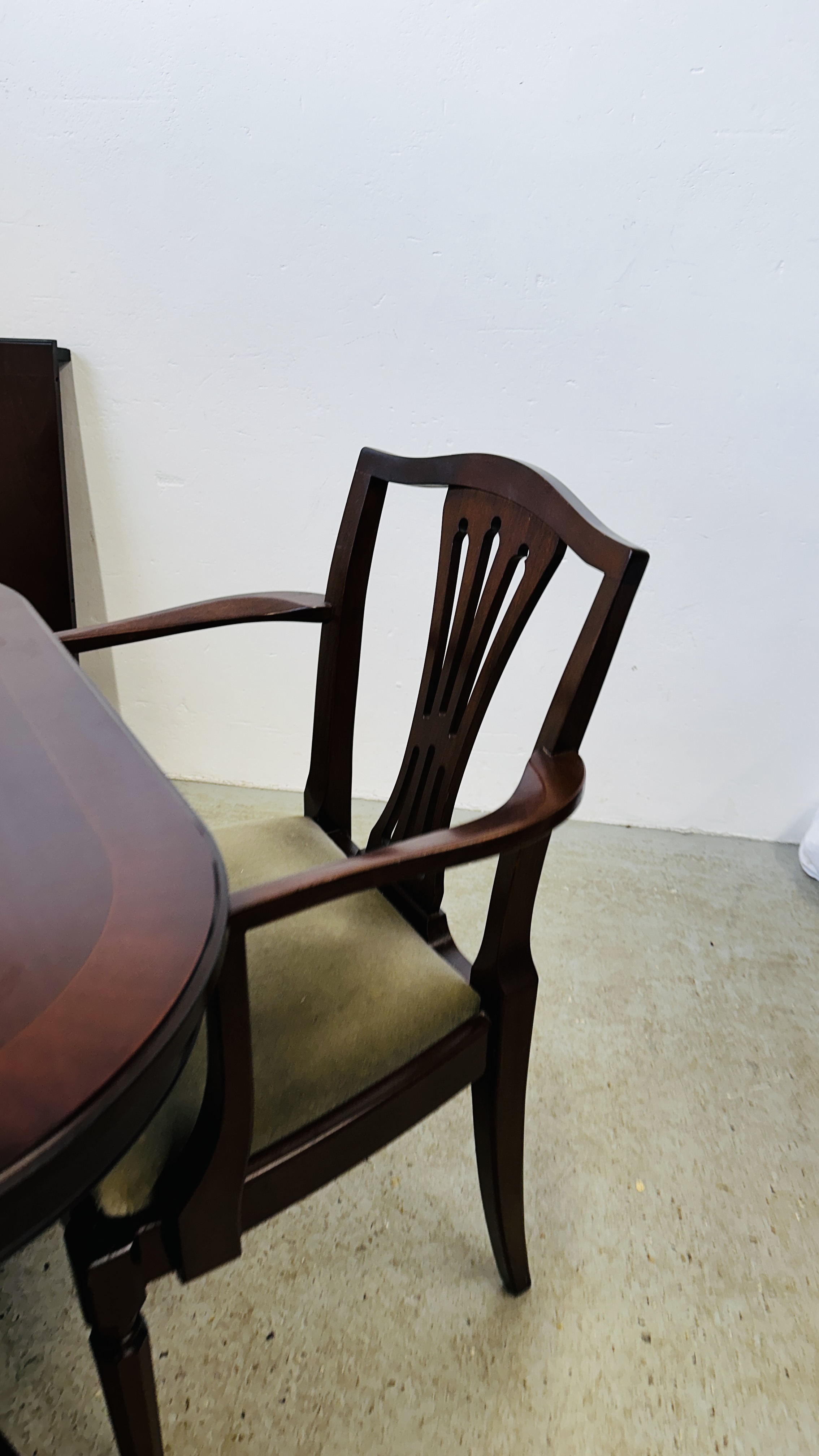 REPRODUCTION TWIN PEDESTAL MAHOGANY FINISH DINING TABLE ALONG WITH A SET OF 6 CHAIRS. - Bild 16 aus 16