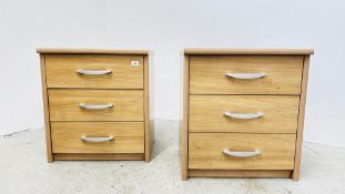 A PAIR OF GOOD QUALITY MODERN LIGHT ASH WOOD GRAIN FINISH 3 DRAWER BEDSIDE CHESTS EACH W 55CM,