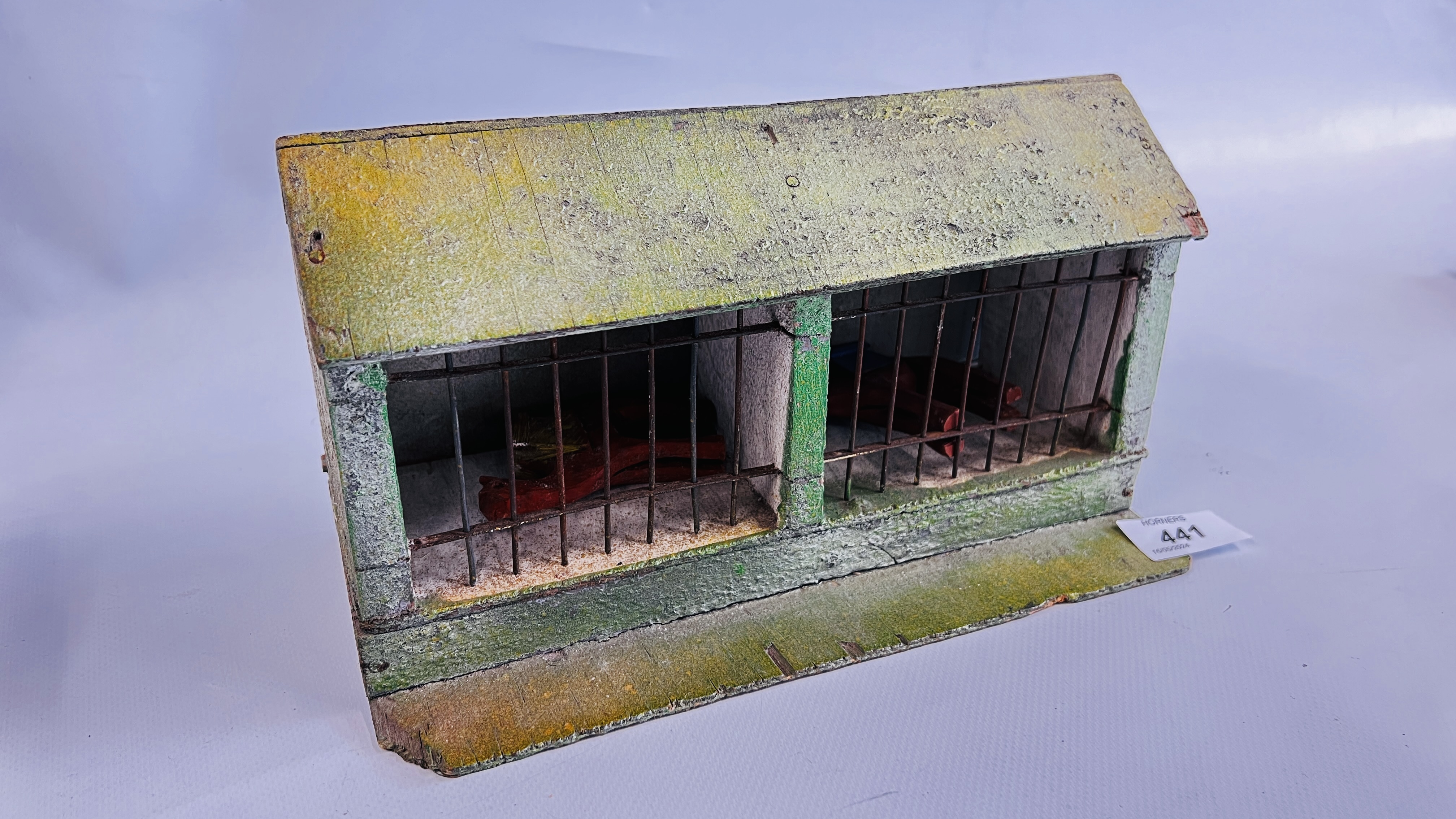 A VINTAGE MINIATURE TRAFFIC LIGHT, HAND MADE ZOO CAGE, HAND MADE GAME ETC. - Bild 2 aus 9