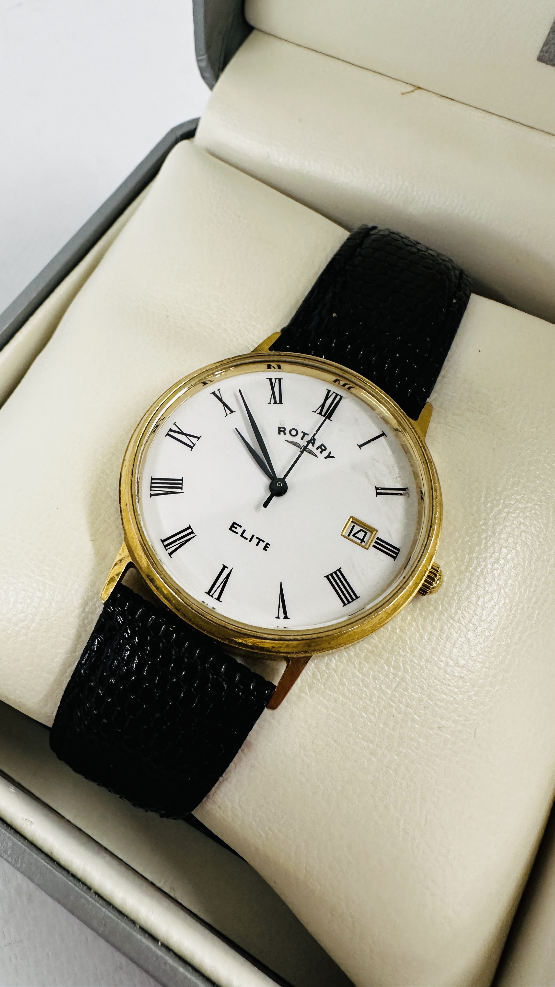 A GENT'S ROTARY ELITE 9CT GOLD CASED WRIST WATCH ON A BLACK LEATHER STRAP (BOXED). - Image 2 of 7