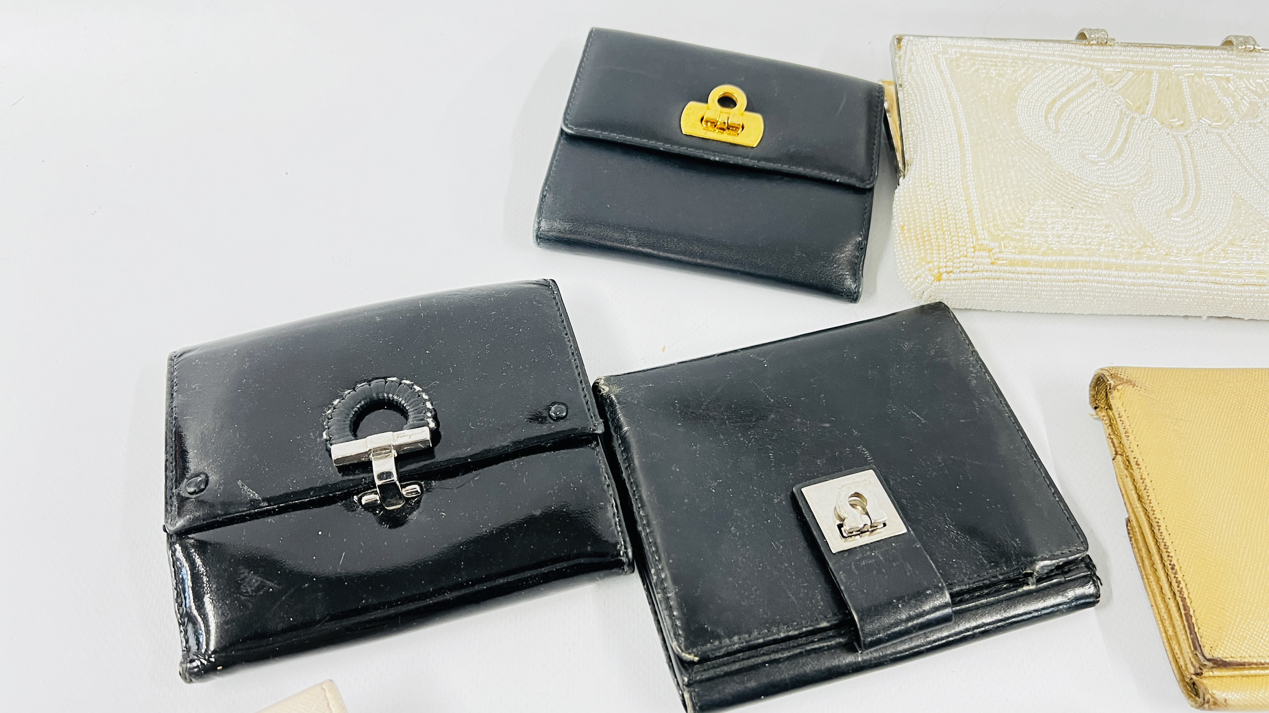 A COLLECTION OF 18 DESIGNER PURSES AND KEY HOLDERS MARKED "SALVADOR FERRAGAMA" + A FURTHER - Image 4 of 7