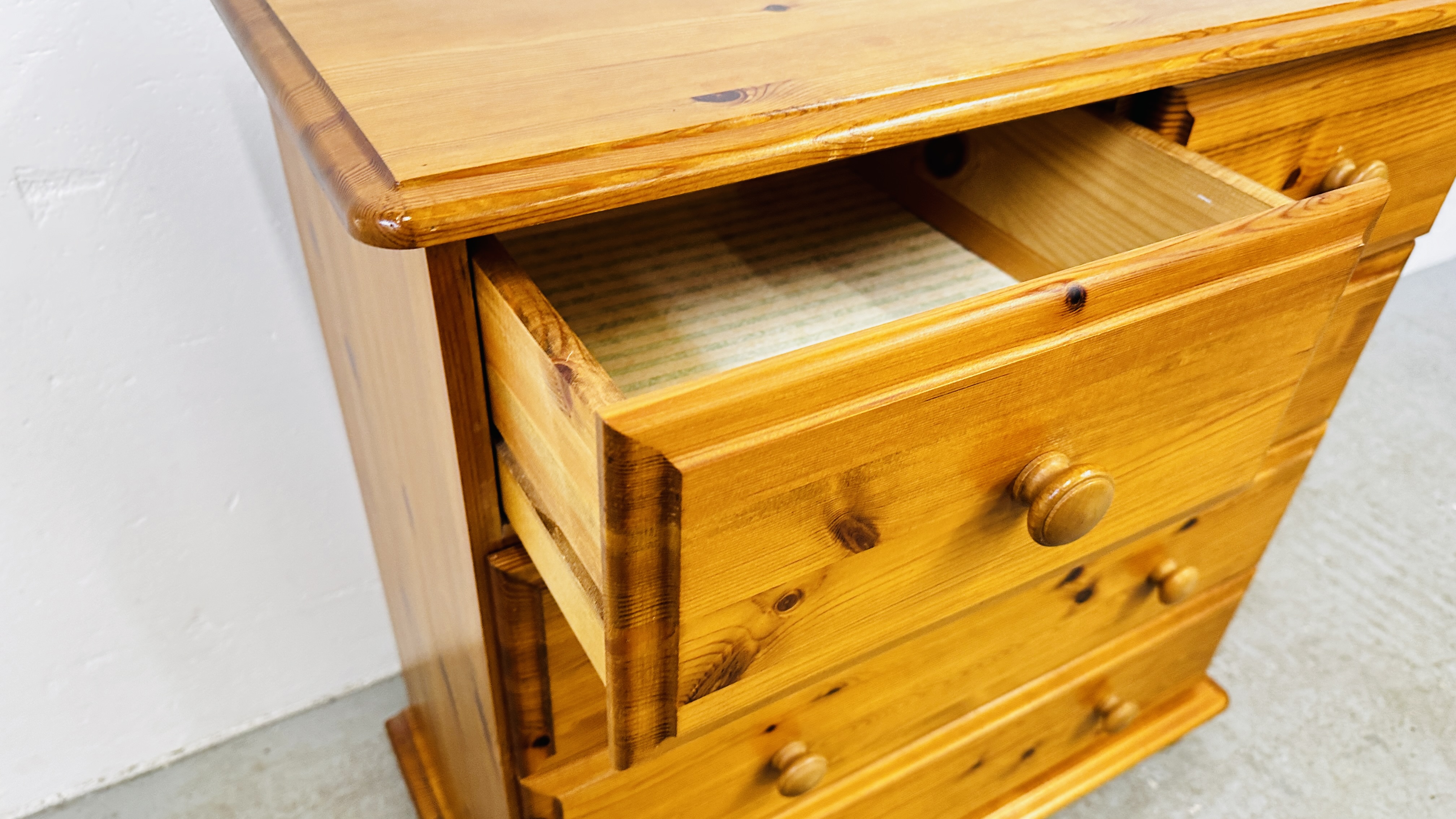 A MODERN HONEY PINE CHEST OF DRAWERS, 2 SHORT OVER 3 LONG, W 81CM, D 41CM, H 83CM. - Bild 9 aus 9