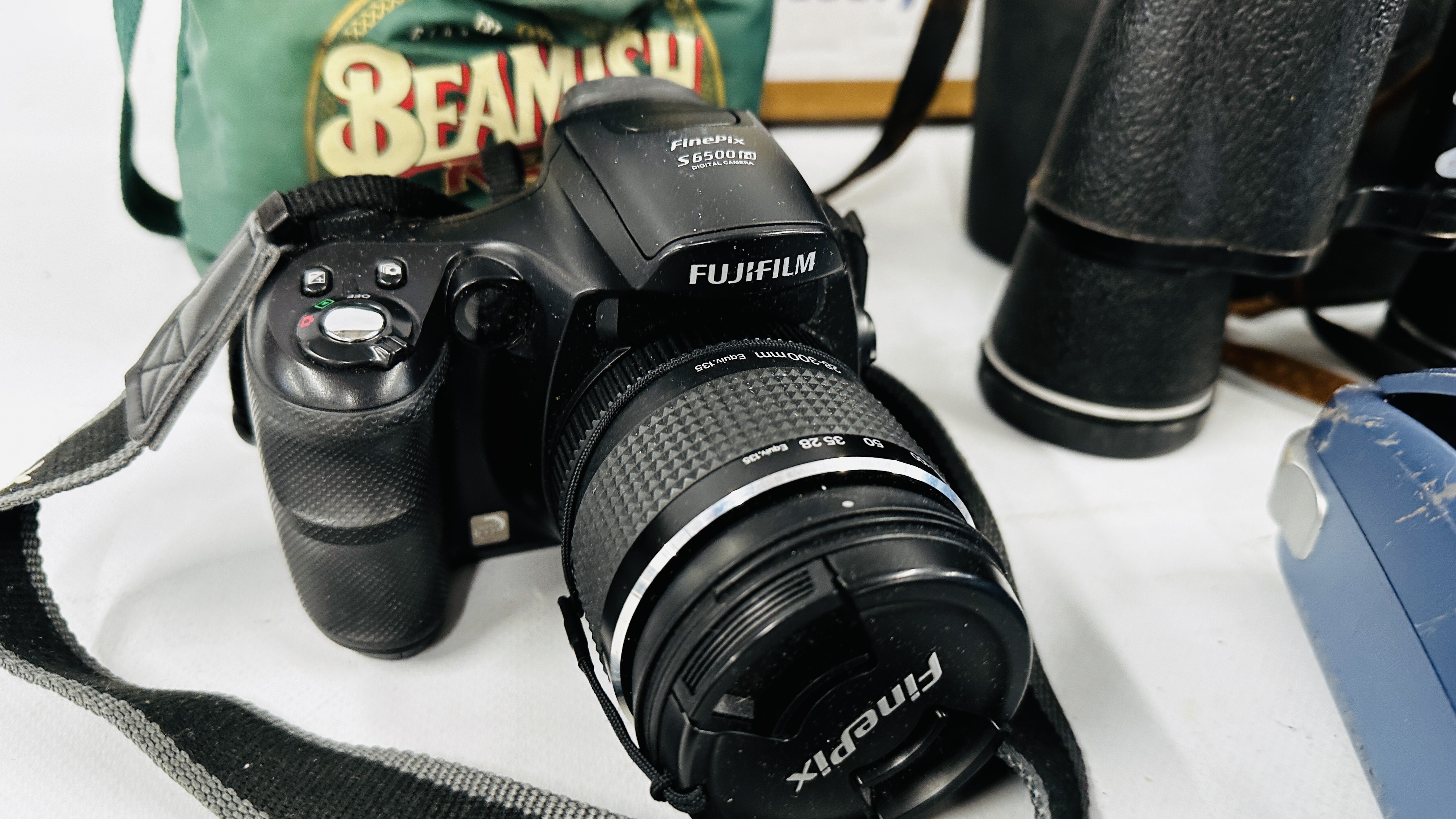 A BOX CONTAINING A GROUP OF CAMERAS AND EQUIPMENT TO INCLUDE POLAROID, - Image 6 of 13