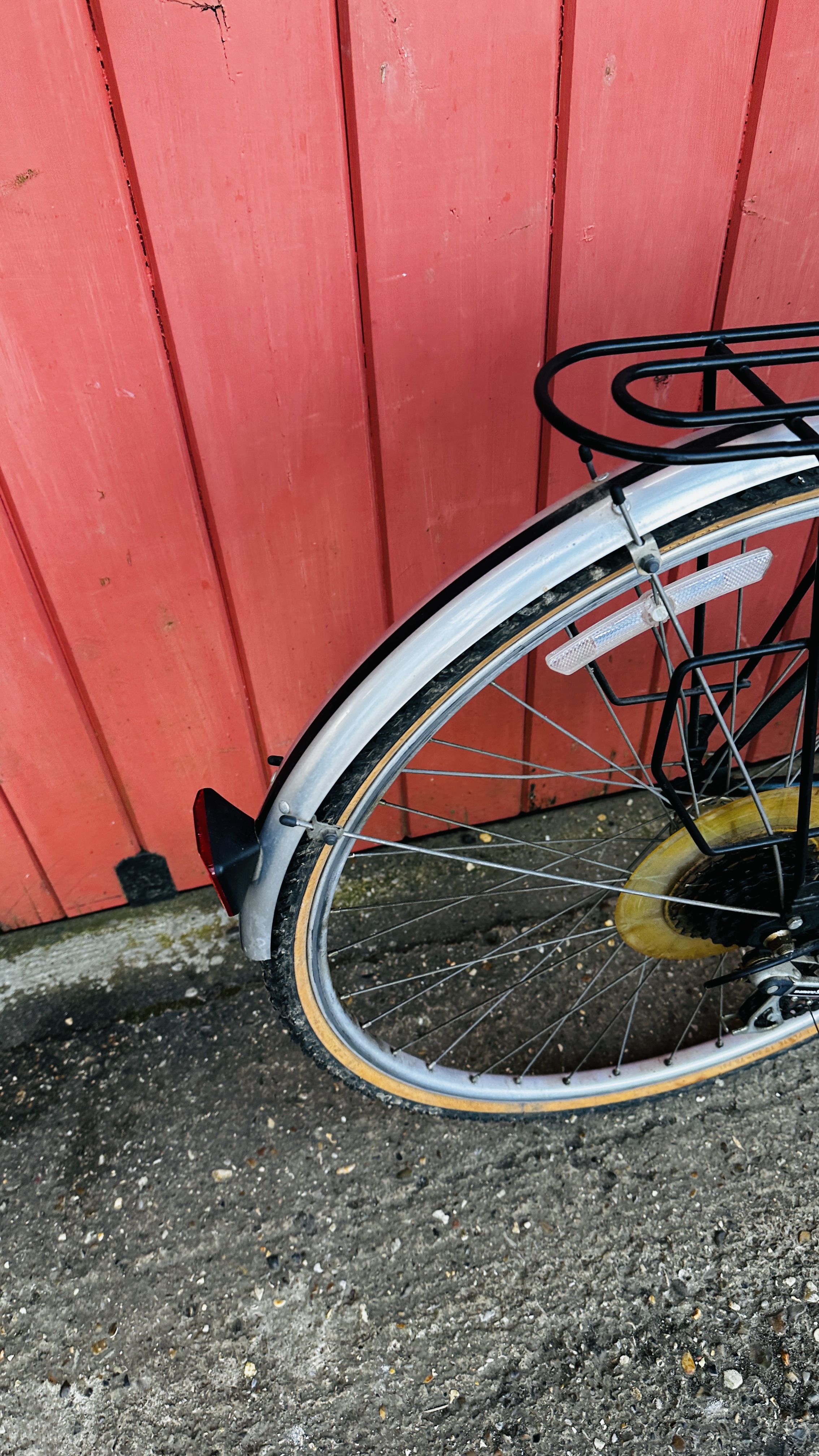 A GENT'S CLAUDE BUTLER LEGAND 18 SPEED BICYCLE. - Image 17 of 18