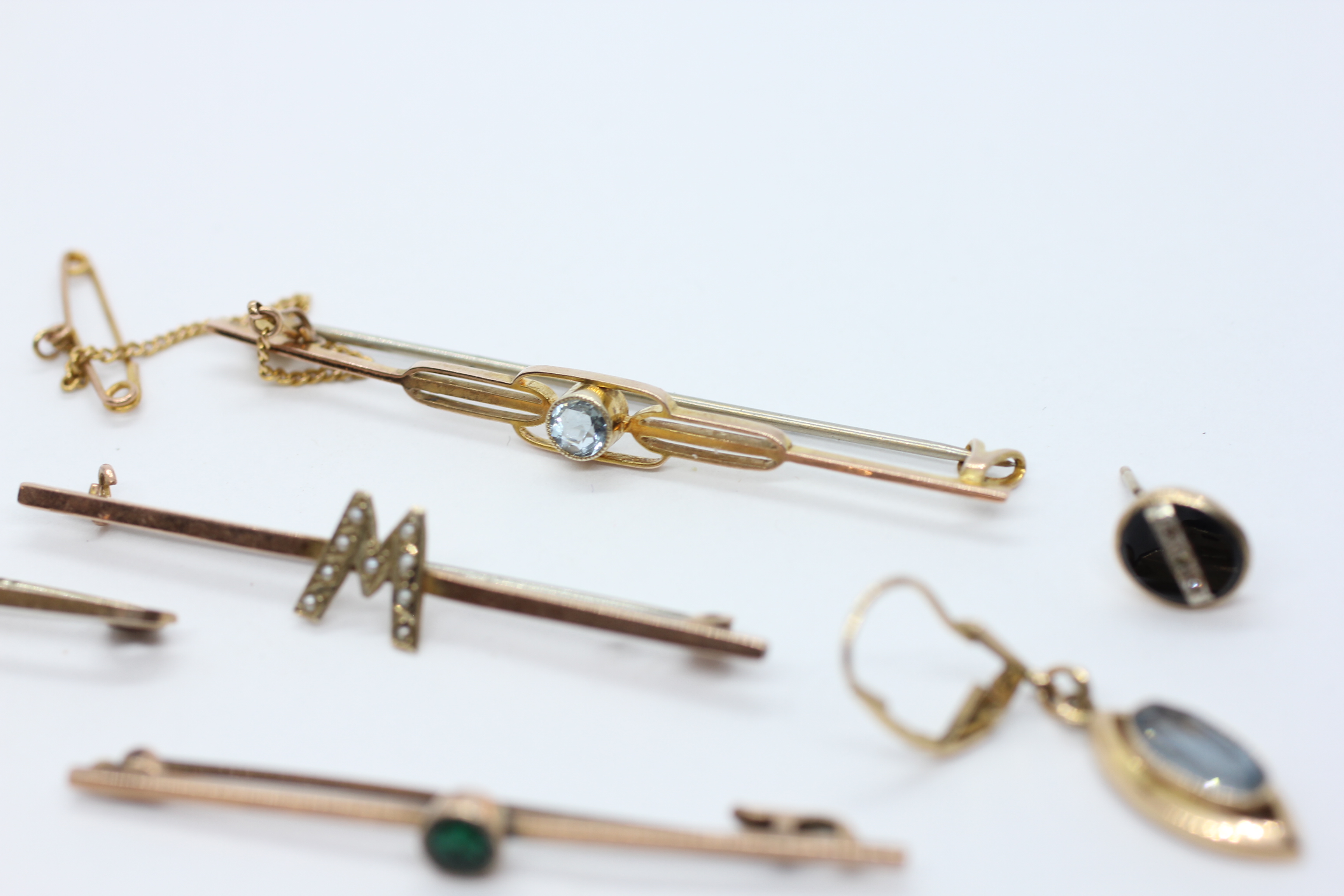 A GROUP OF FOUR 9CT. GOLD VINTAGE STONE SET BROOCHES, TWO SINGLE 9CT. GOLD EARRINGS, PAIR OF 9CT. - Image 5 of 10