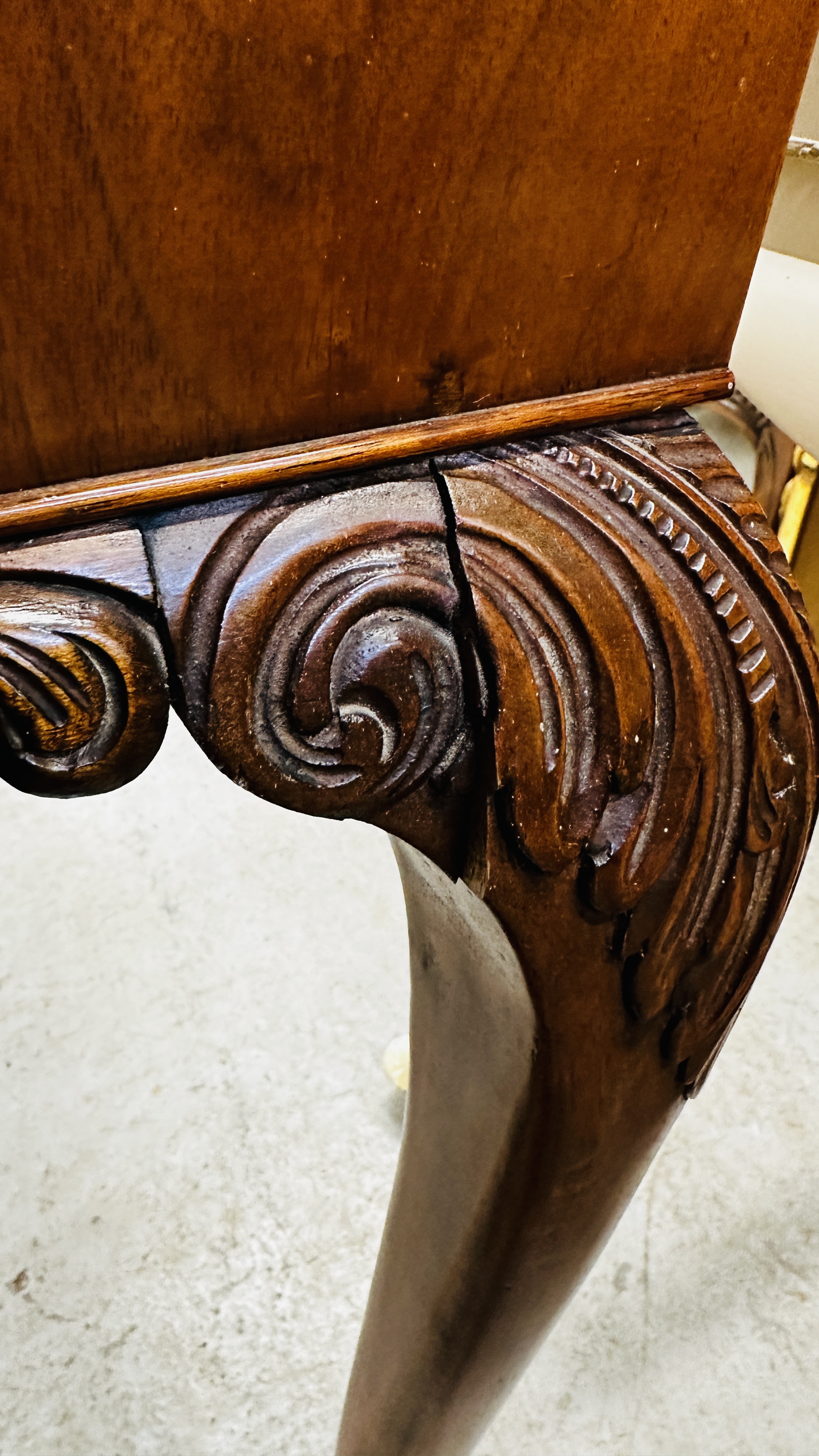 A CONTINENTAL STYLE REPRODUCTION WALNUT FINISH DRINKS CABINET WITH ORNATE BRASS EMBELLISHMENTS, - Bild 22 aus 22