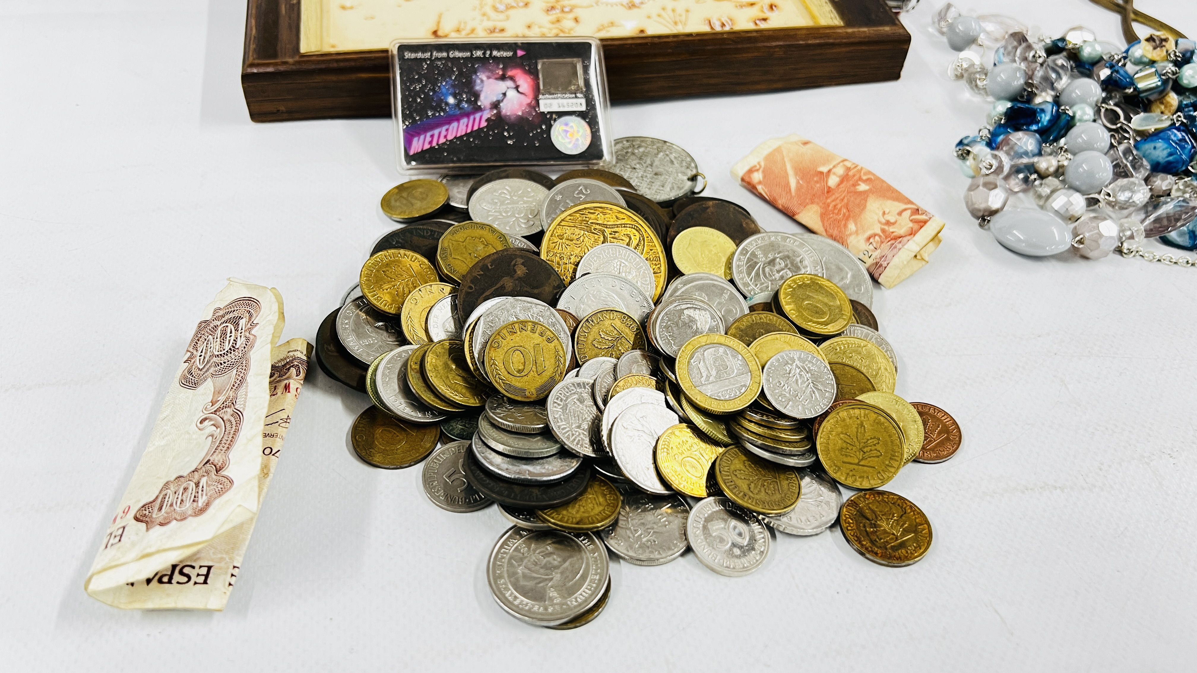 A BOX OF COLLECTABLES TO INCLUDE COINAGE AND BANKNOTES, COSTUME JEWELLERY, BRASS TAP, PRESS, - Image 9 of 11