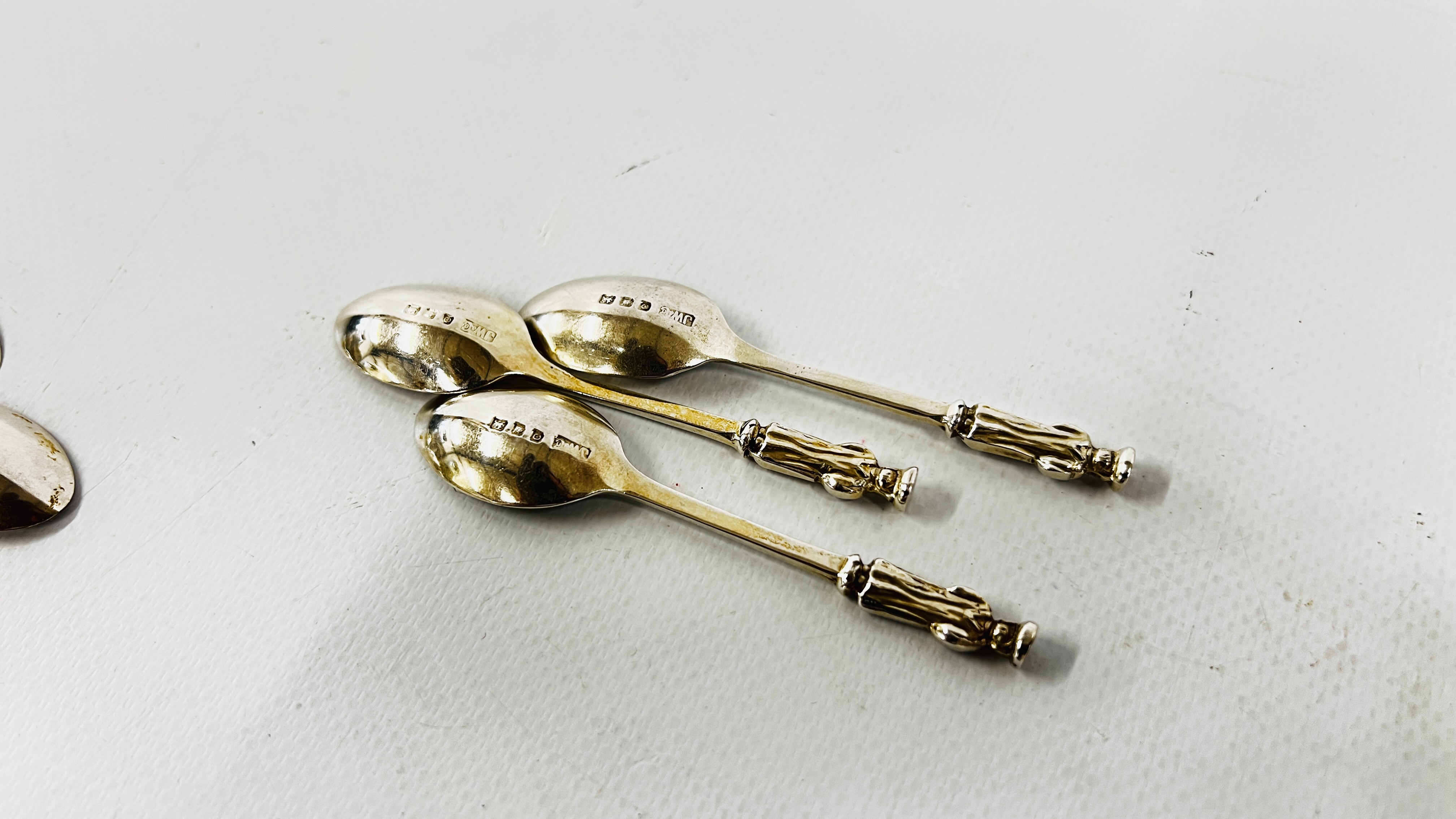 A CASED SET OF 6 SILVER COFFEE SPOONS, LONDON 1938, MAKER JOSIAH WILLIAMS & CO. - Image 5 of 8