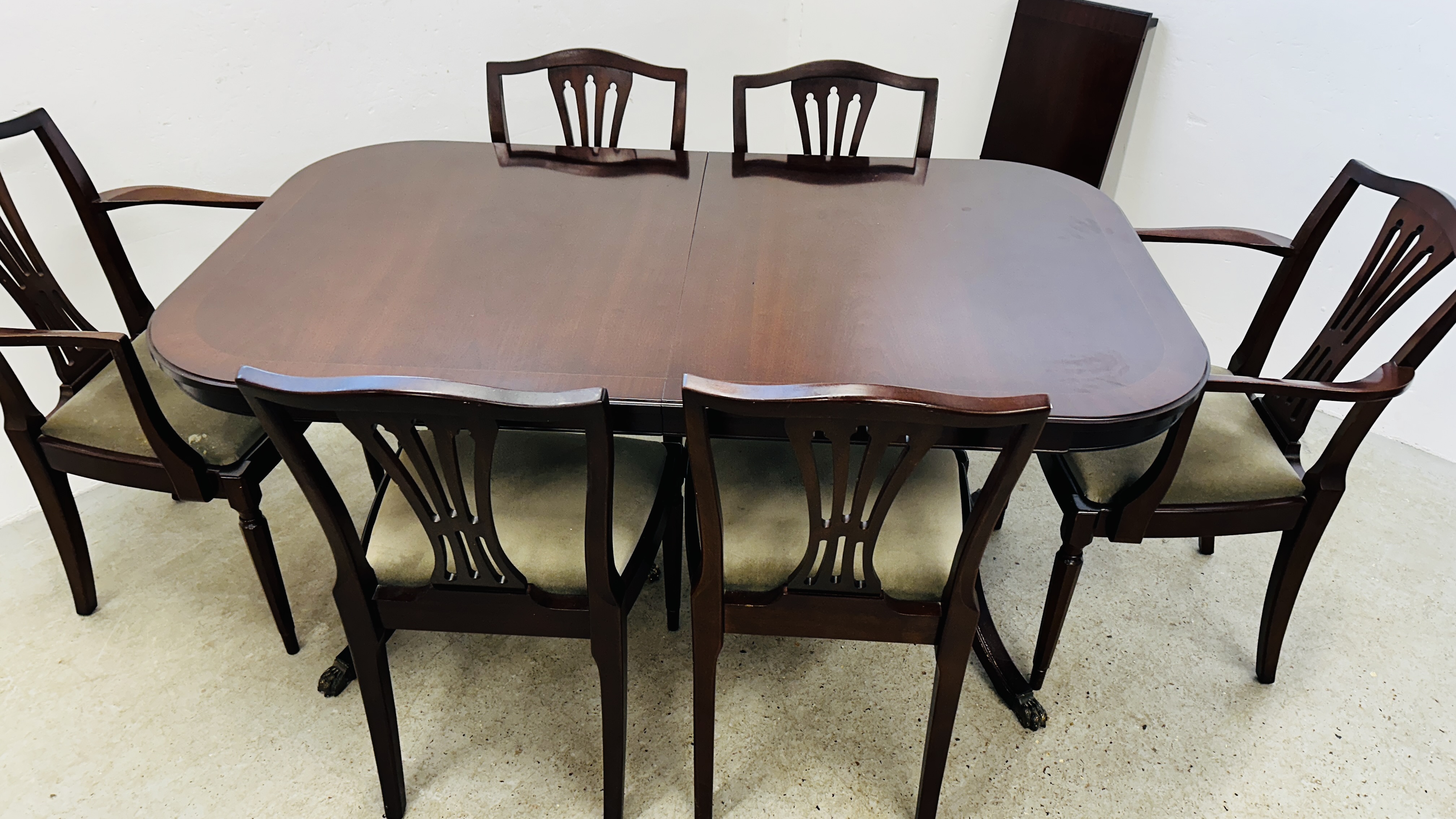 REPRODUCTION TWIN PEDESTAL MAHOGANY FINISH DINING TABLE ALONG WITH A SET OF 6 CHAIRS. - Bild 3 aus 16