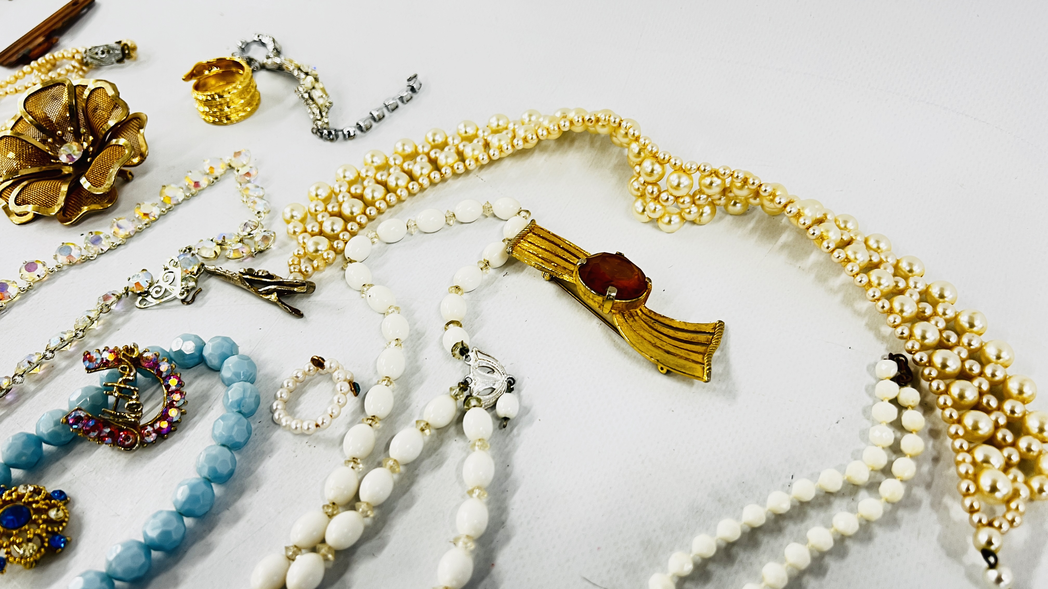 A BOX OF MIXED COSTUME JEWELLERY TO INCLUDE BROOCHES & BEADED NECKLACES, - Image 16 of 23