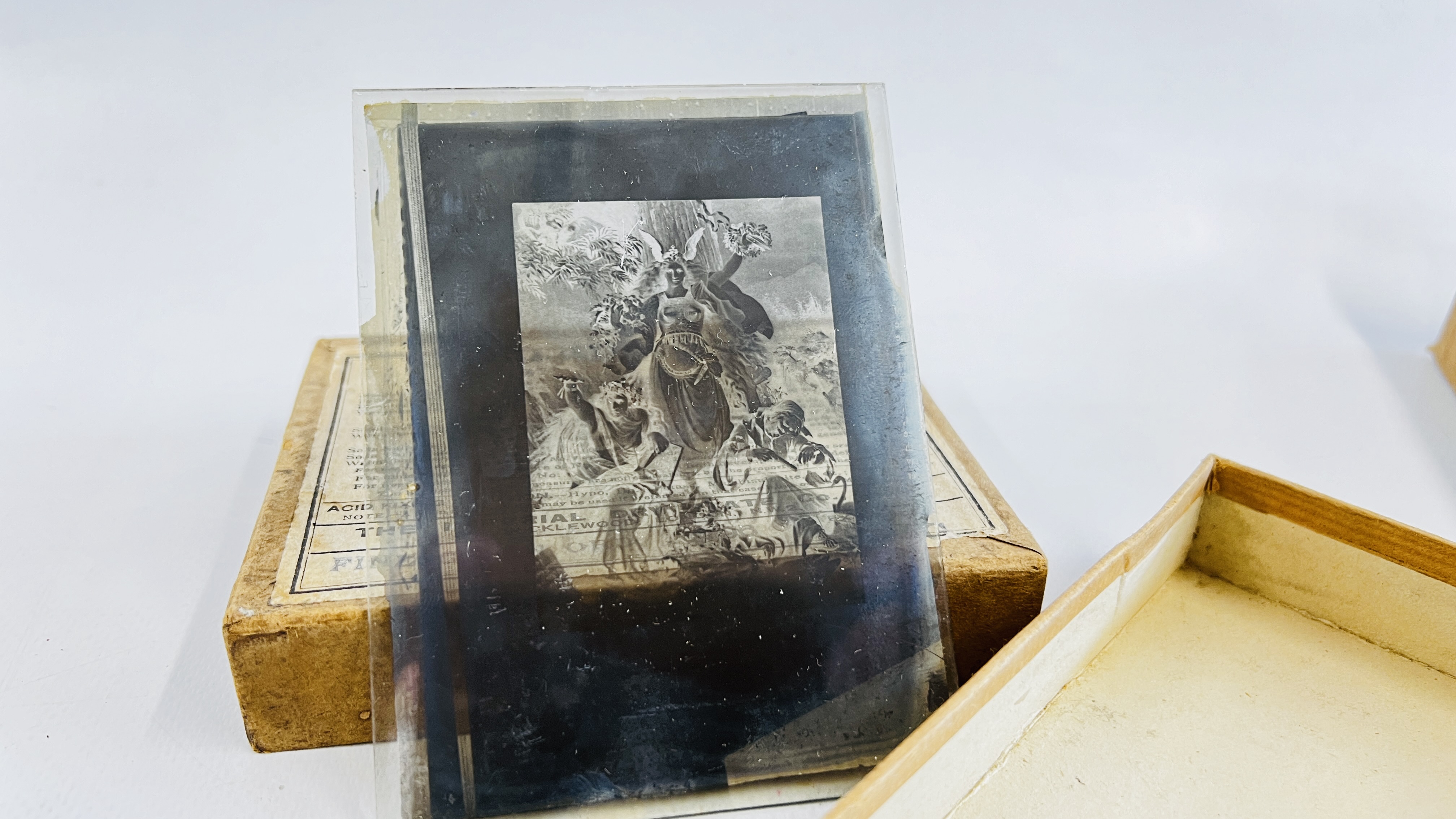 A GROUP OF VINTAGE GLASS LANTERN SLIDES DEPICTING VARIOUS COLOURED AND BLACK AND WHITE SCENES. - Bild 6 aus 6