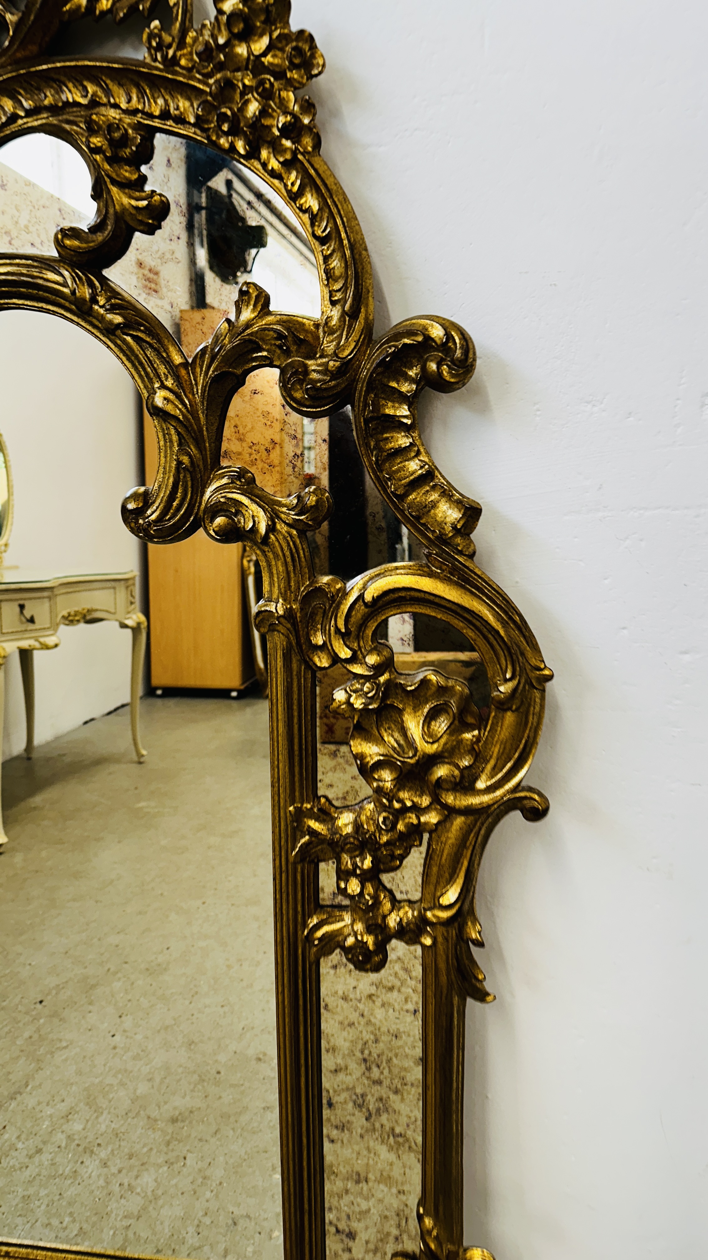 AN IMPRESSIVE REPRODUCTION GILT FRAMED CONTINENTAL STYLE MIRROR, APPROX WIDTH 100CM, - Image 2 of 9