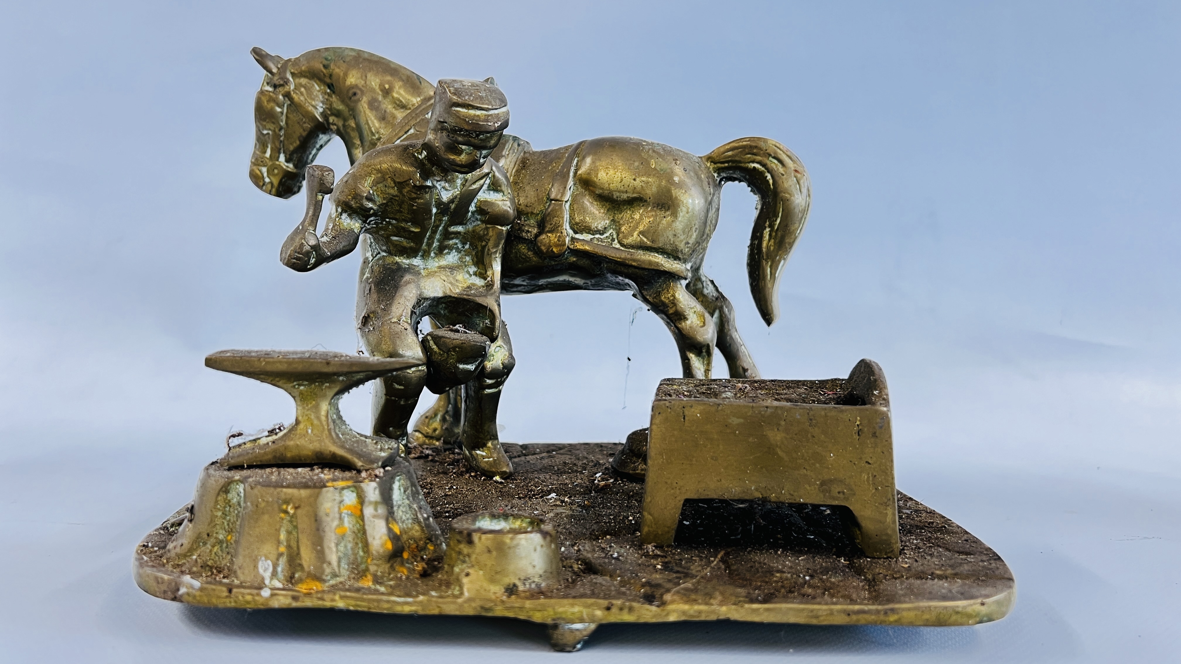 A HEAVY BRASS STUDY OF A BLACKSMITH AT WORK ALONG WITH A HORSE & CARRIAGE. - Bild 7 aus 10