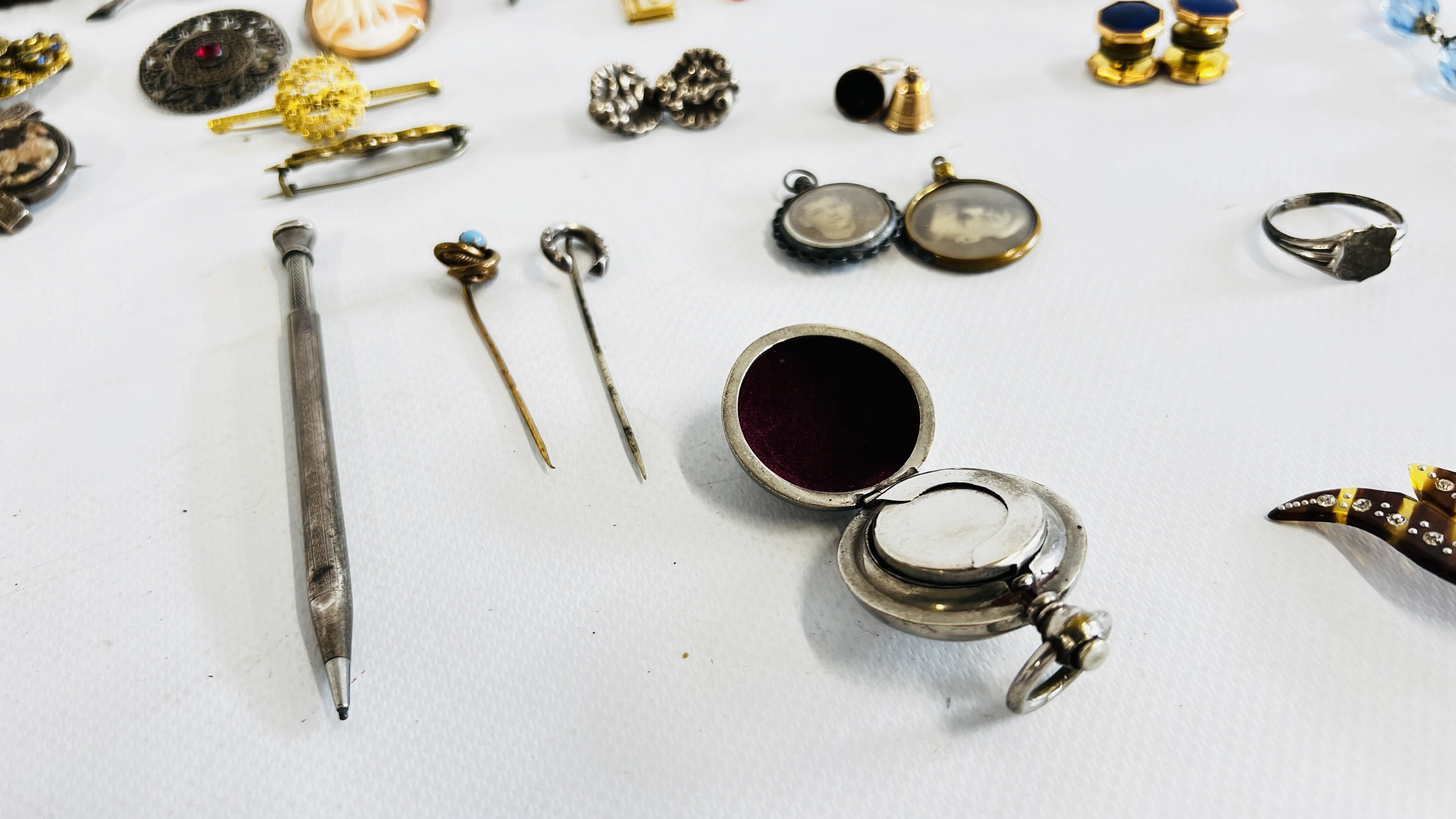 A GROUP OF VICTORIAN AND LATER JEWELLERY INCLUDING SOME SILVER, BROOCHES, BANGLES, BEADS, - Image 3 of 6