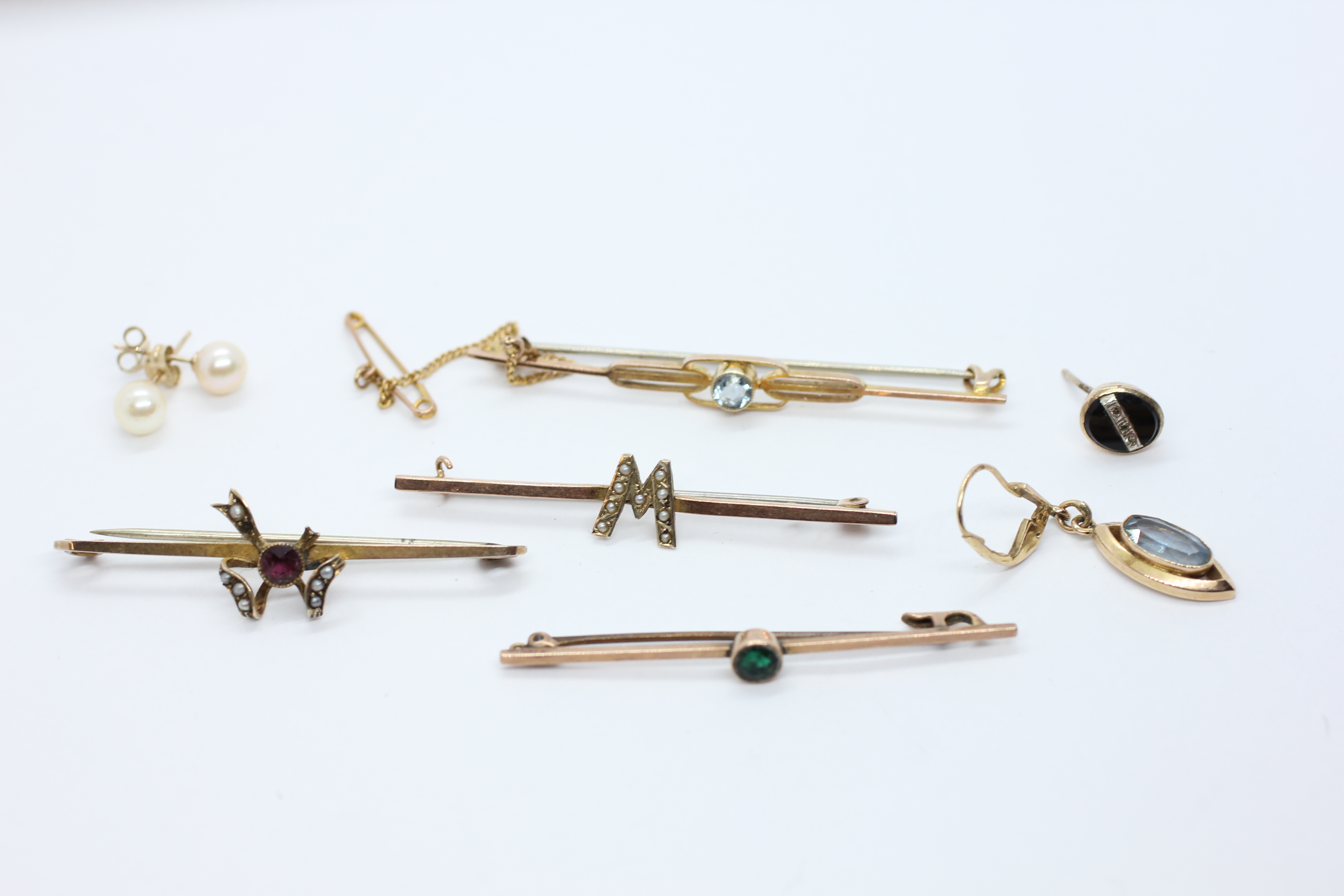 A GROUP OF FOUR 9CT. GOLD VINTAGE STONE SET BROOCHES, TWO SINGLE 9CT. GOLD EARRINGS, PAIR OF 9CT. - Image 9 of 10