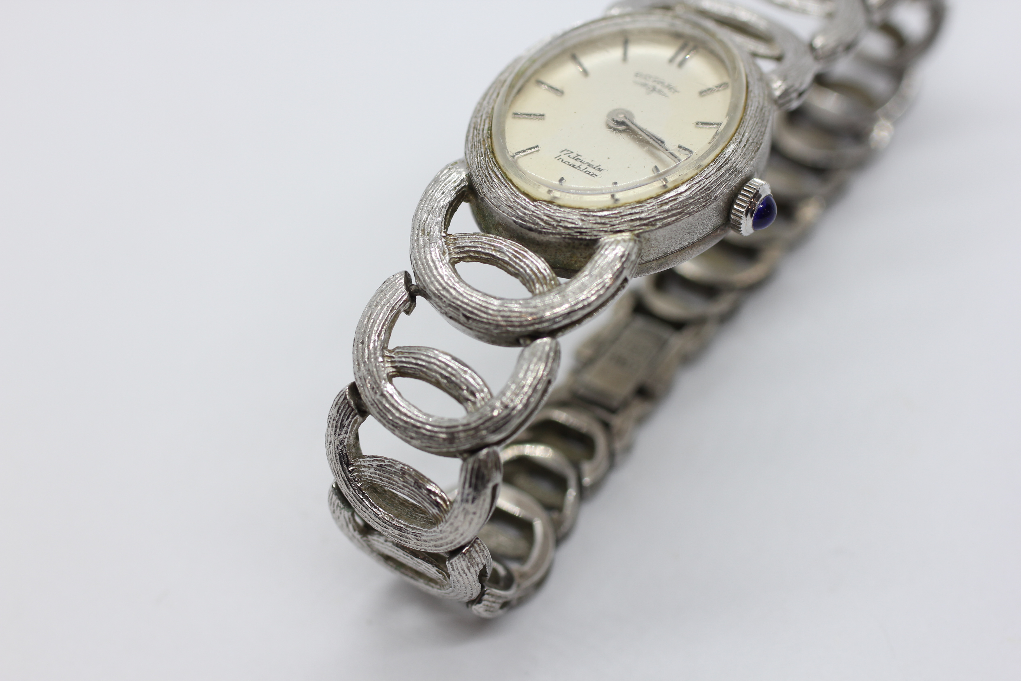 A LADIES SILVER ROTARY WRIST WATCH ON LINKED BRACELET. - Image 3 of 9