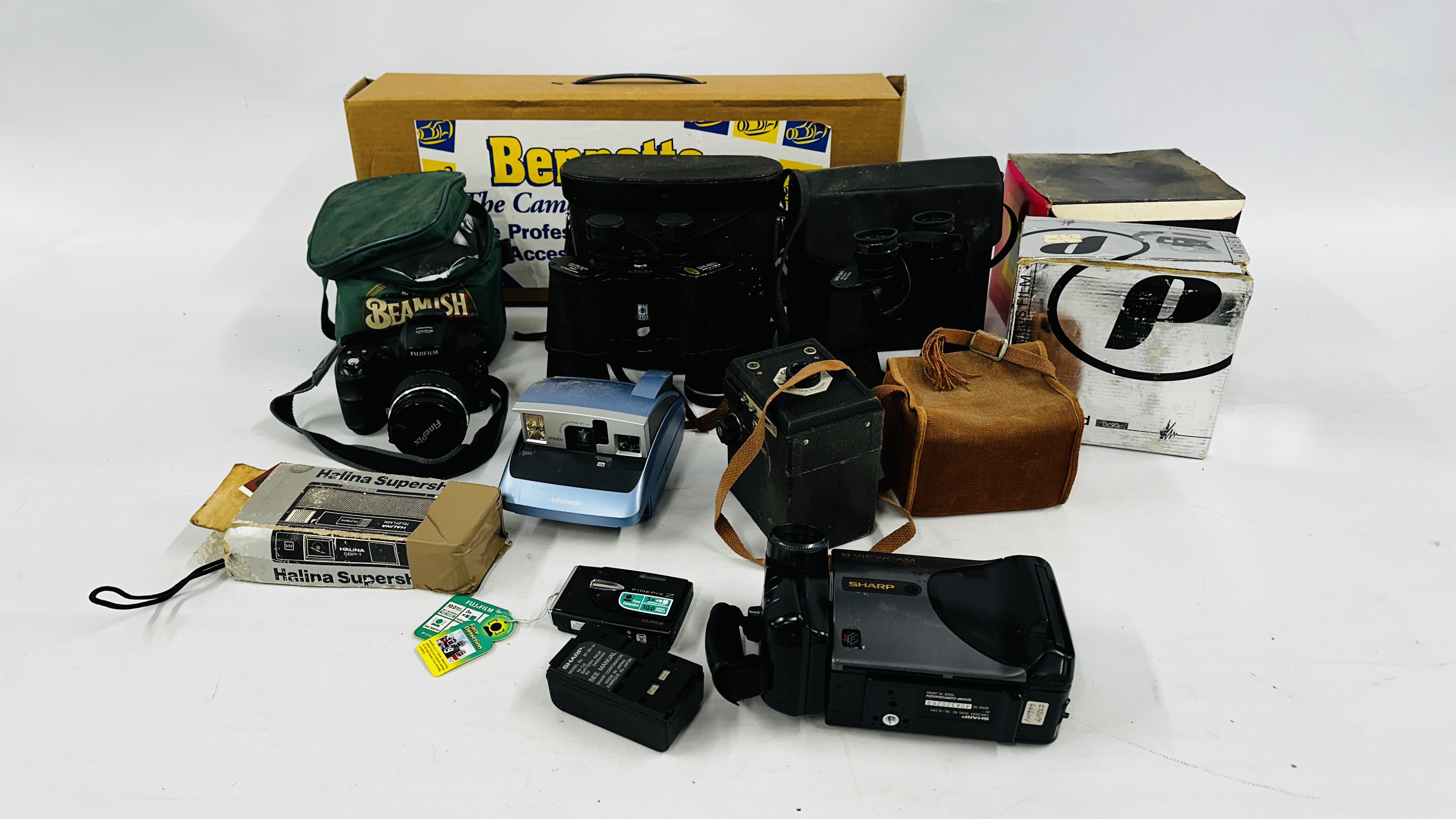 A BOX CONTAINING A GROUP OF CAMERAS AND EQUIPMENT TO INCLUDE POLAROID,