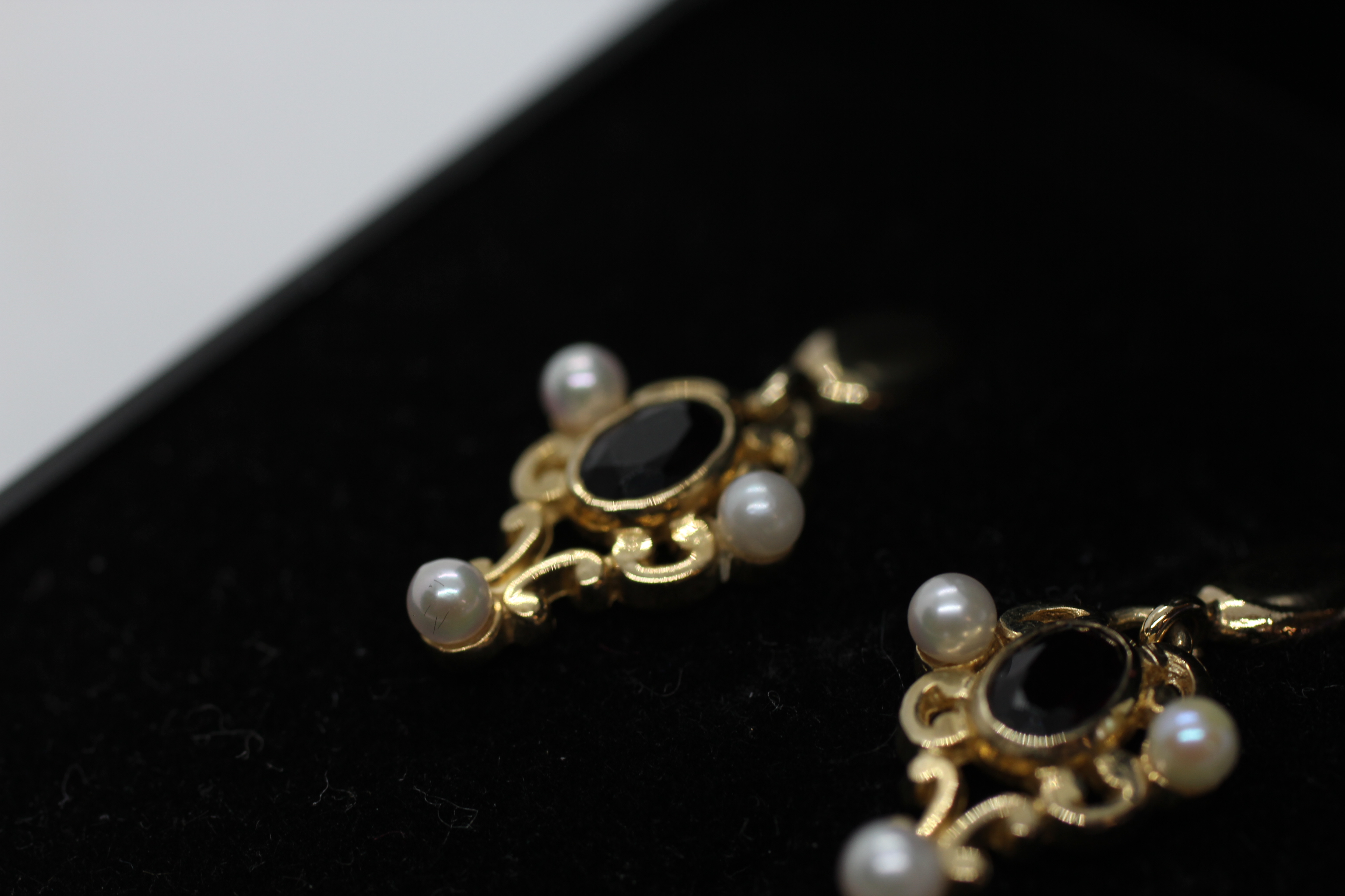 PAIR OF 9CT GOLD GARNET AND PEARL DESIGNER EARRINGS. - Image 4 of 7