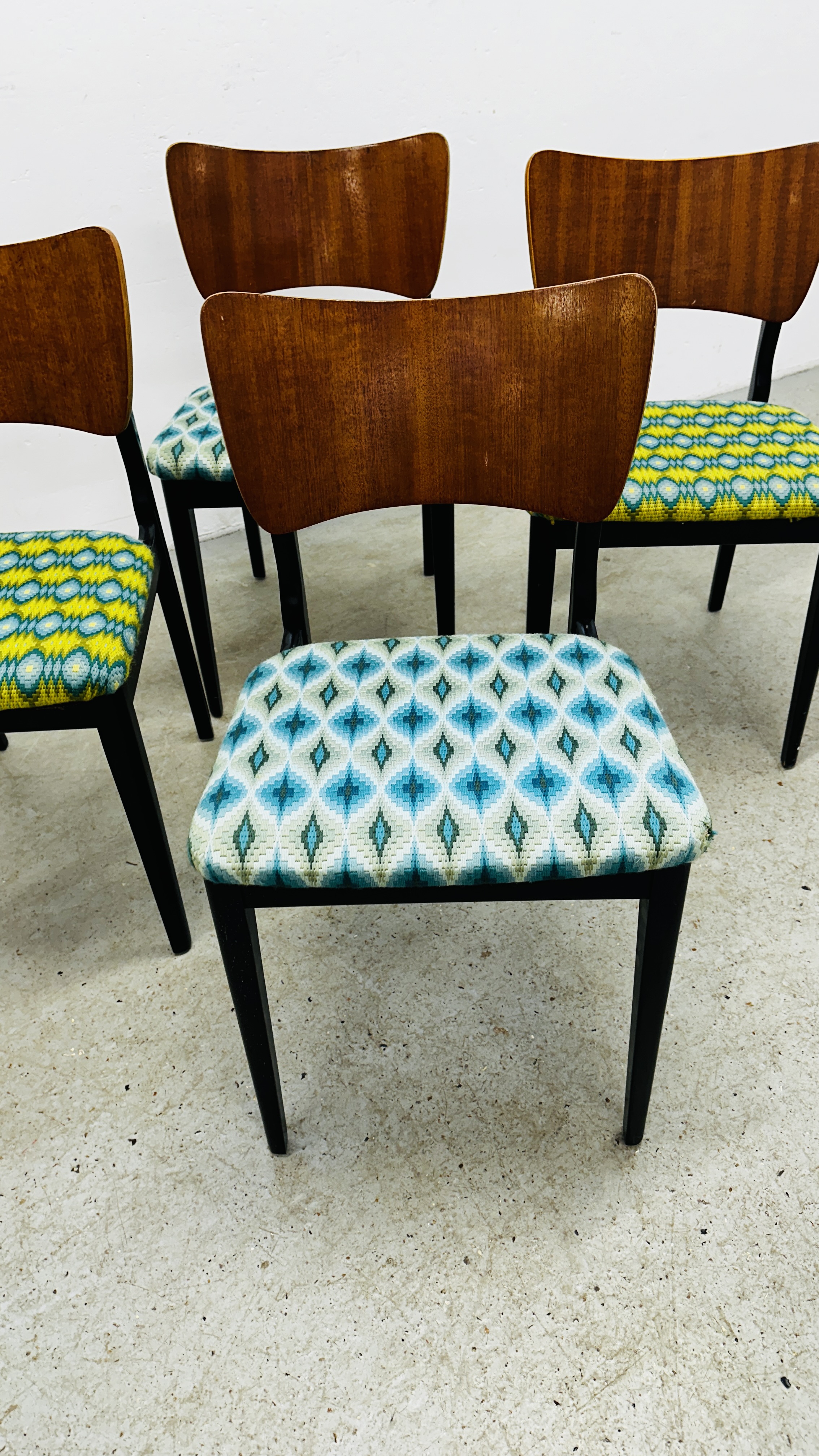 A SET OF 4 MID CENTURY DINING CHAIRS. - Image 2 of 19
