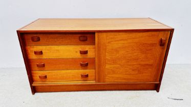 A MID CENTURY TEAK FINISH SIDEBOARD WITH FOUR DRAWERS AND SLIDING CABINET DOOR,
