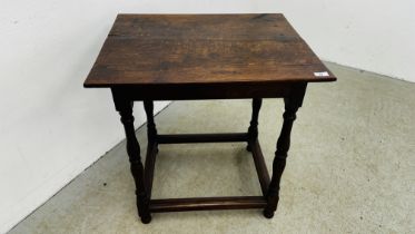 AN ANTIQUE OAK OCCASIONAL TABLE ON FOUR TURNED SUPPORTS, W 67 X D 54 X H 71CM.