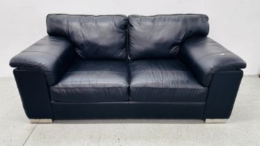 A MODERN BLACK LEATHER TWO SEATER SOFA WIDTH 190CM.