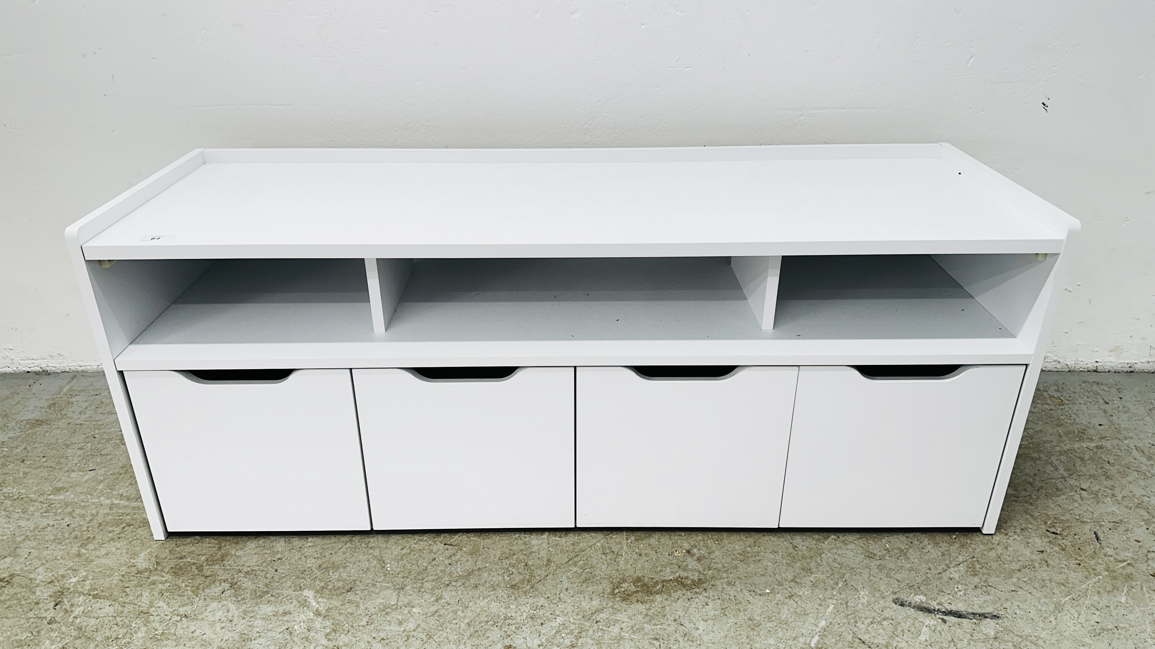 A MODERN WHITE FINISH LOW LEVEL FOUR DRAWER UNIT W 123CM D 40CM H 48CM.