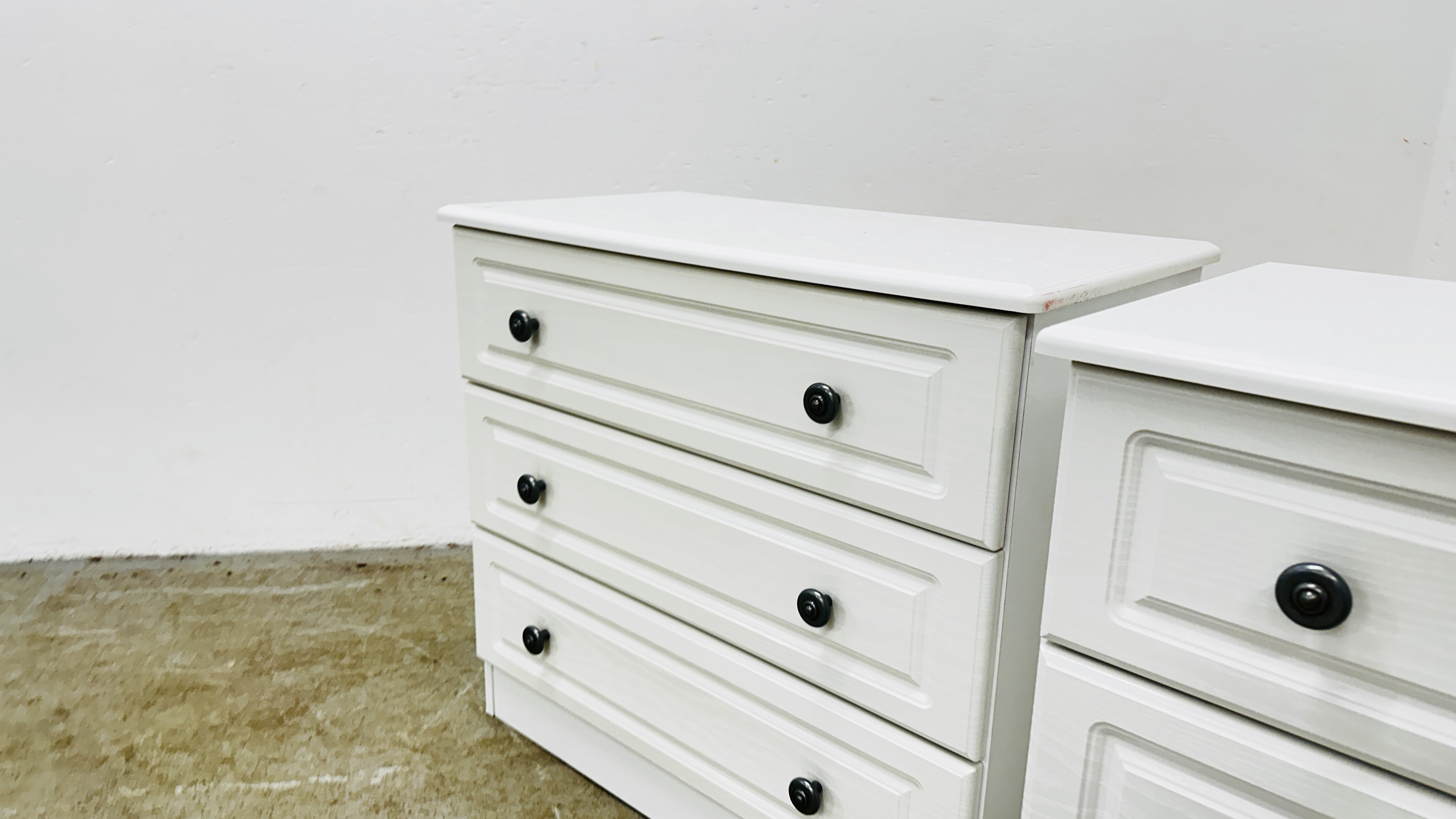 A PAIR OF MODERN WHITE FINISH 3 DRAWER CHESTS EACH W 77CM D 40CM H 70CM. - Image 7 of 11