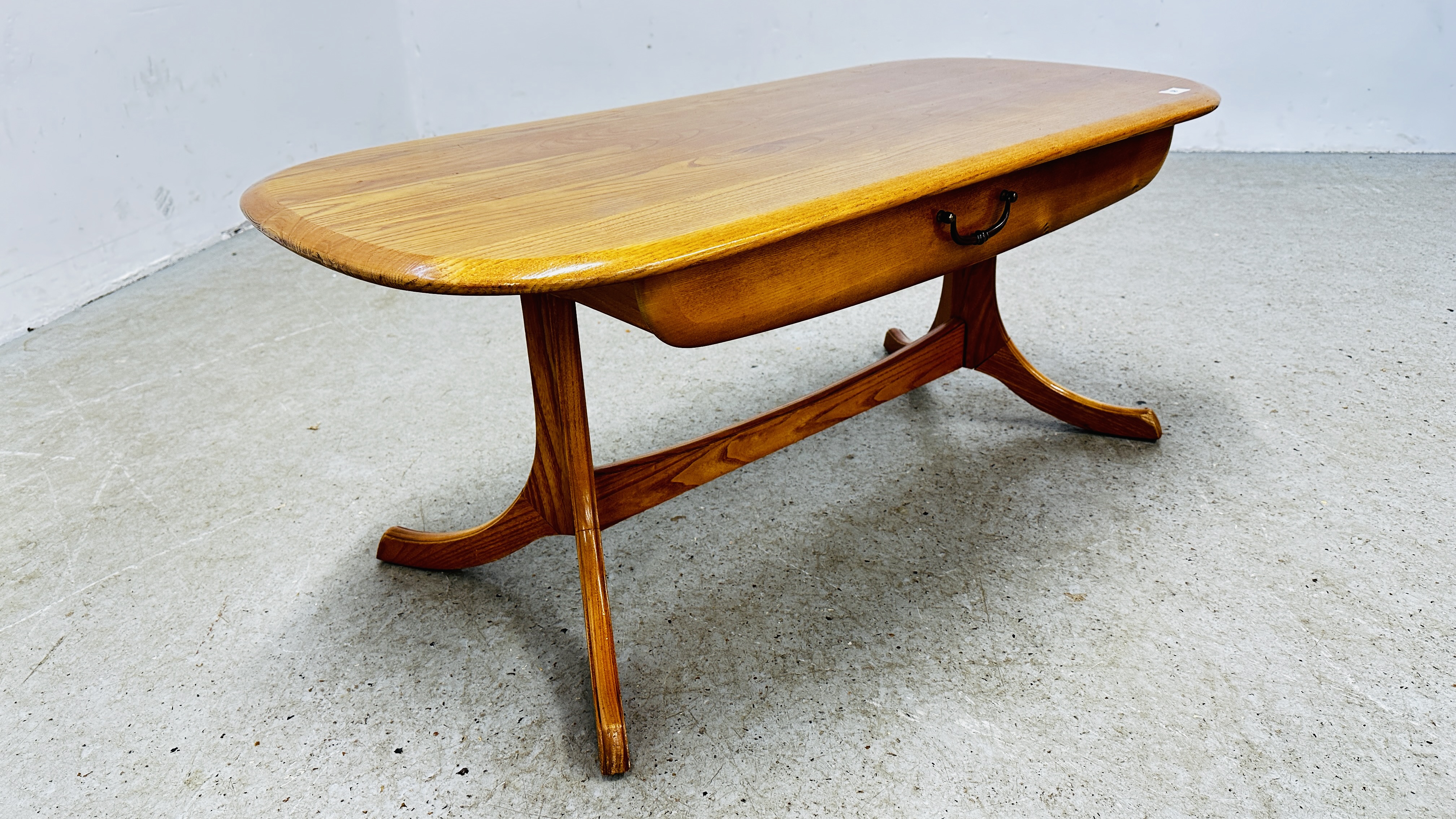 A MID CENTURY SINGLE DRAWER CONSOLE TABLE WITH SPLAYED LEGS AND STRETCHER SUPPORT L 112CM X W 54CM - Image 10 of 11