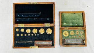 A VICTORIAN CASED SET OF STANDARD BRASS APOTHECARIES WEIGHTS,