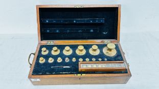 VICTORIAN STANDARD TROY WEIGHT SET 1891, THE LARGEST ENGRAVED NORTHAMPTONSHIRE (SOUTHERN DIVISION),