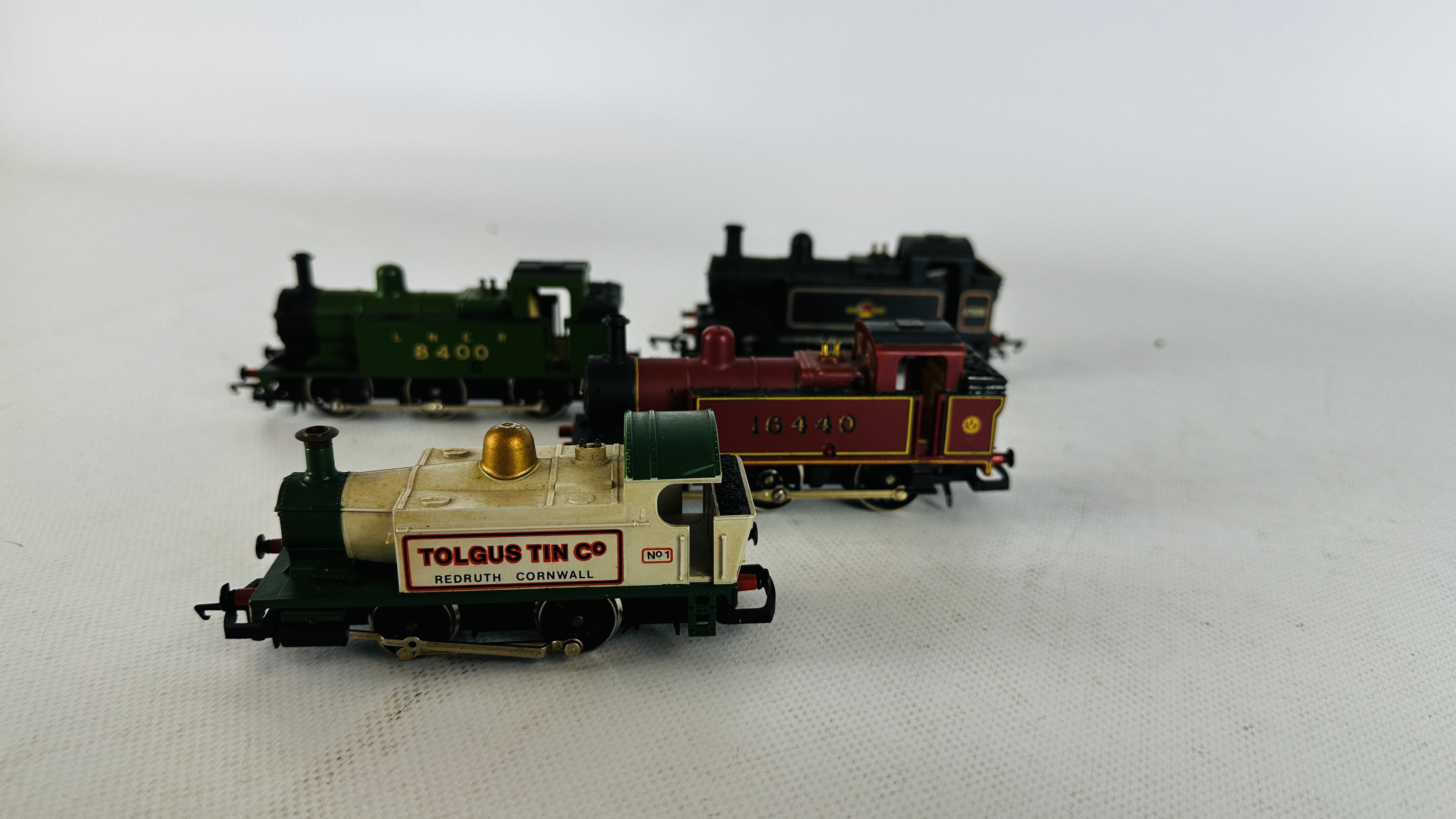 4 X HORNBY 00 GAUGE LOCOMOTIVES TO INCLUDE LNER 8400, BRITISH RAILWAYS 47606, 16440 AND TOLGUS TIN.