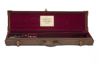 A LIGHTWEIGHT LEATHER OVER AND UNDER SINGLE GUNCASE, fitted for 27in. (could adapt to 28in.)