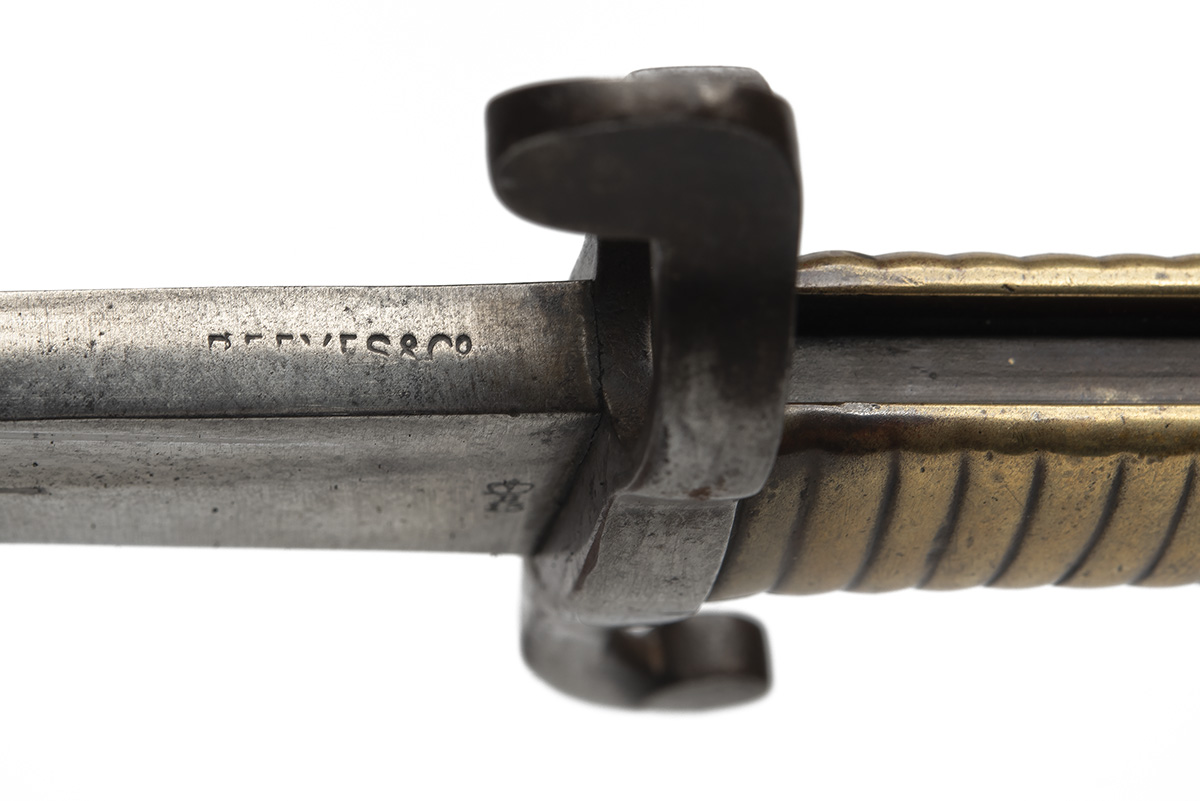 A GOOD AND RARE PATTERN 1853 FIRST TYPE YATAGHAN ARTILLERY SWORD BAYONET, mid to late 1850s, with - Image 4 of 4