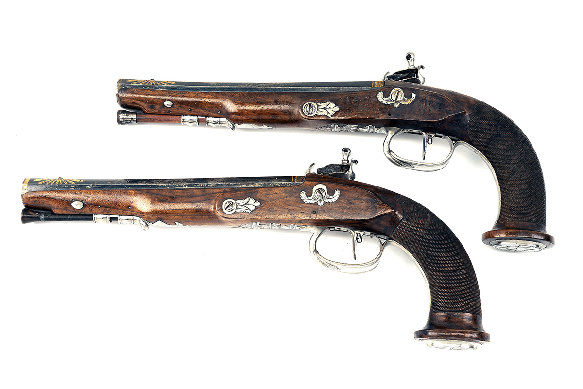 A GOOD CASED PAIR OF 22-BORE FLINTLOCK FRENCH RIFLED OFFICER'S PISTOLS SIGNED 'HURTIER', no - Bild 3 aus 4