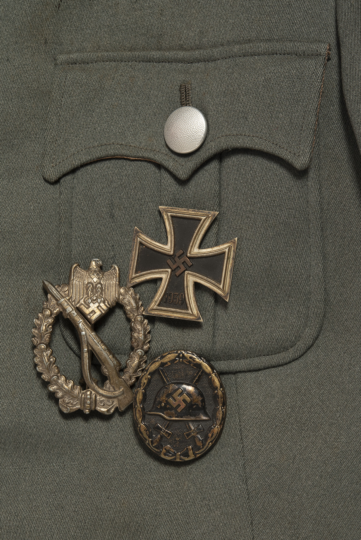 A WORLD WAR TWO GERMAN INFANTRY OFFICER'S PEAKED CAP AND DRESS 'WAFFENROCK' TUNIC, of pre-war - Image 6 of 9