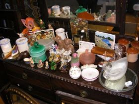 A sundry lot of collectable ceramic and glassware,