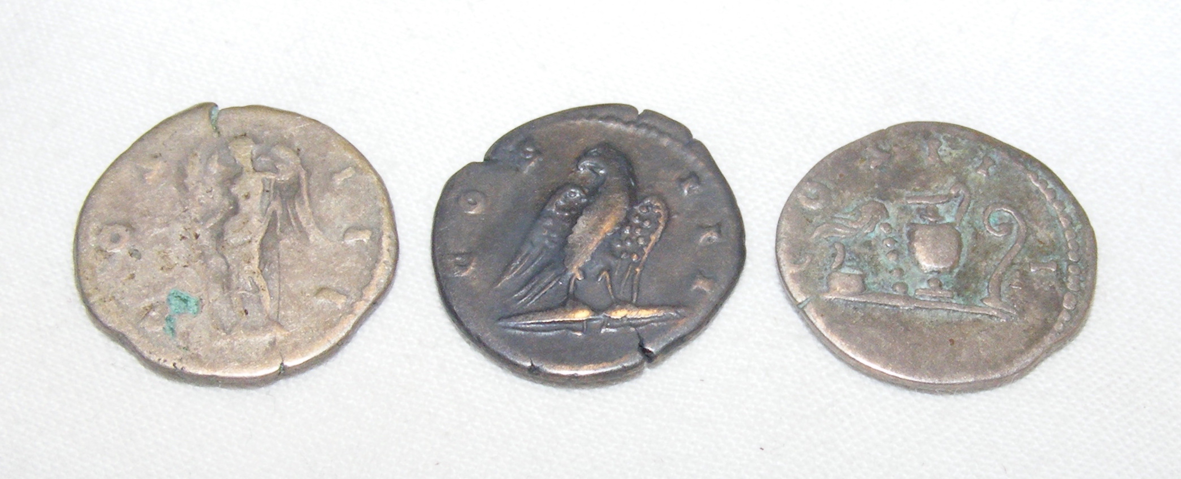 Three Roman silver coins, Hadrian (AD117-138) - ea - Image 2 of 2