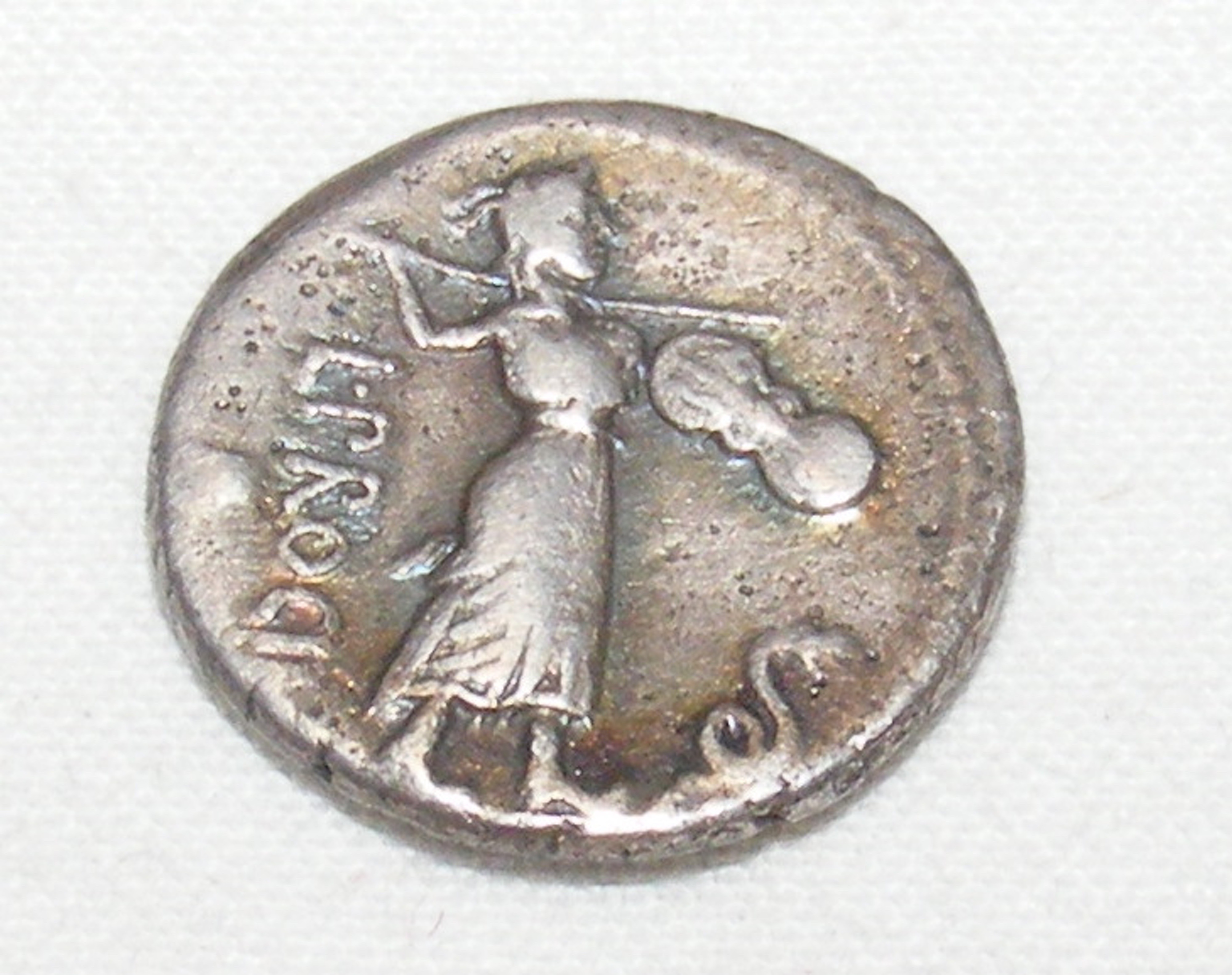 An approx. 18mm diameter Roman silver coin of Proc - Image 2 of 2