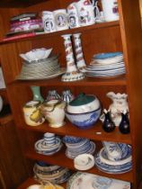 Five shelves of ceramics including commemorative m