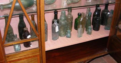 A selection of collectable antique bottles, Isle o