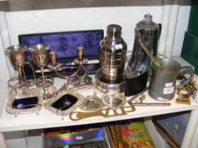 A shelf of collectable silver plated ware, includi