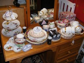 A quantity of collectable tea ware, including Roya