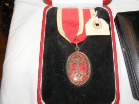 A Knight Bachelor neck badge in Royal Mint case of