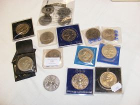 A selection of collectable coinage including crown