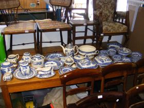 Assorted blue and white ware, including 'Old Willo