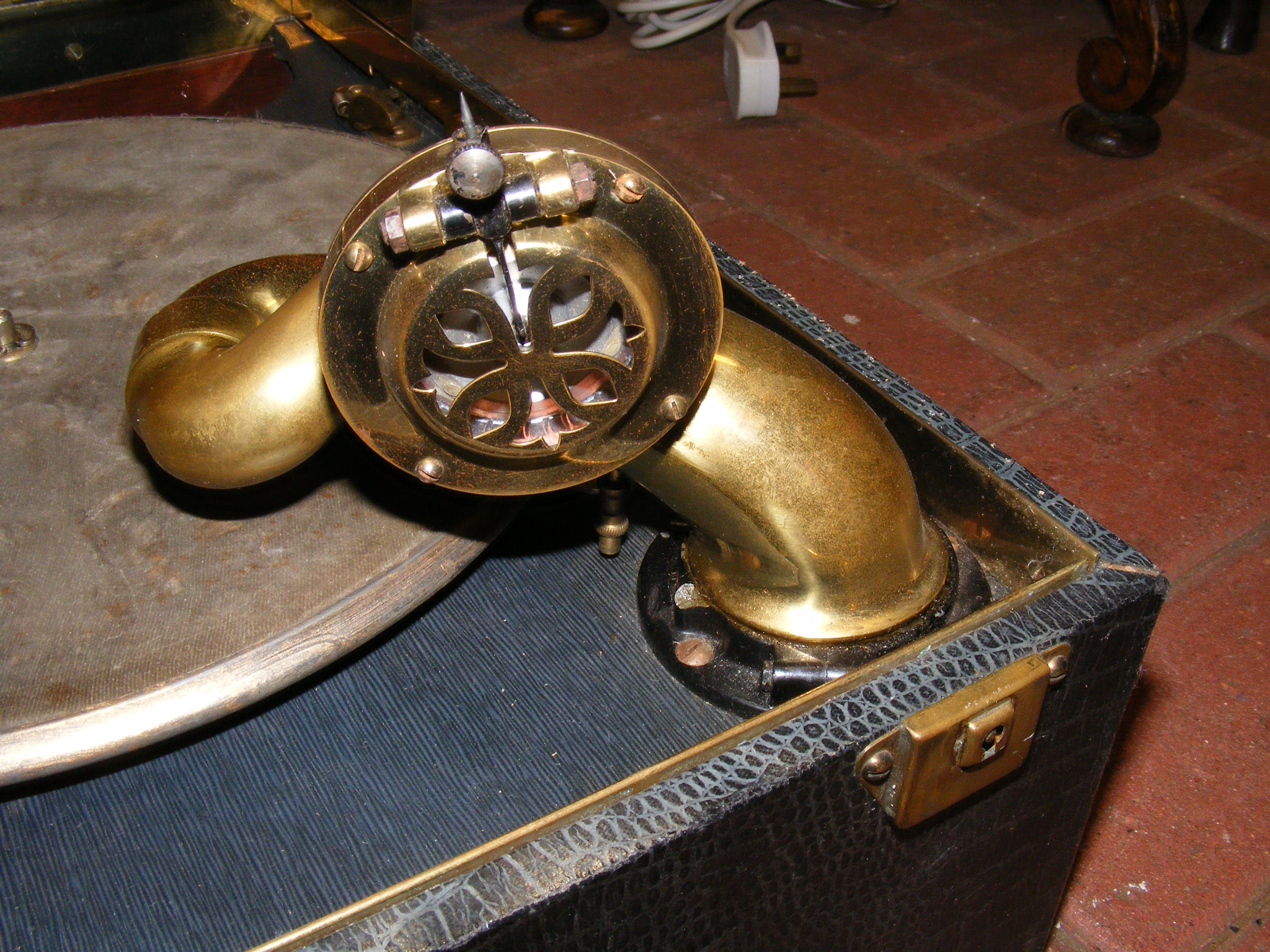 Two vintage Columbia portable wind up gramophones - Image 2 of 13