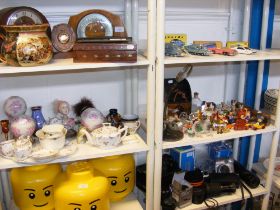 A sundry lot of collectables, including vintage to